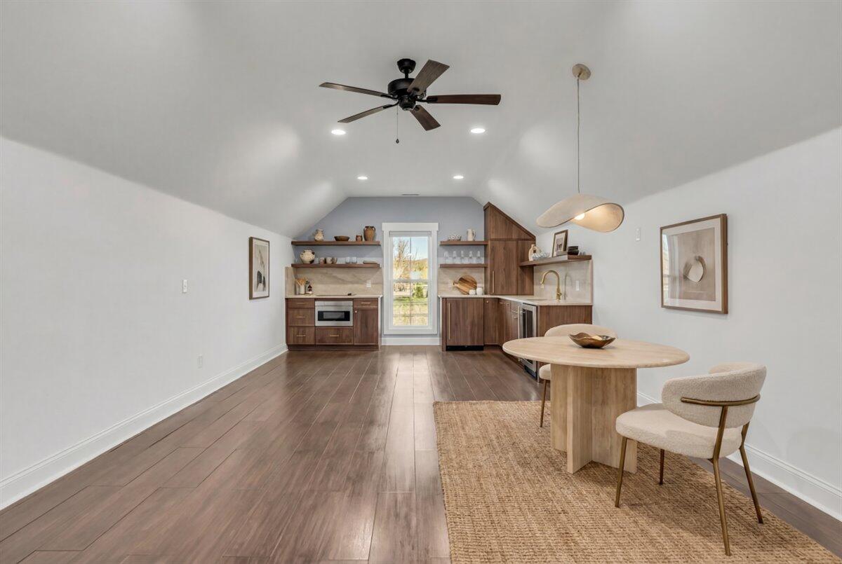 Jasper, Tennessee, 37347, United States, 6 Bedrooms Bedrooms, ,5 BathroomsBathrooms,Residential,Active,2033686