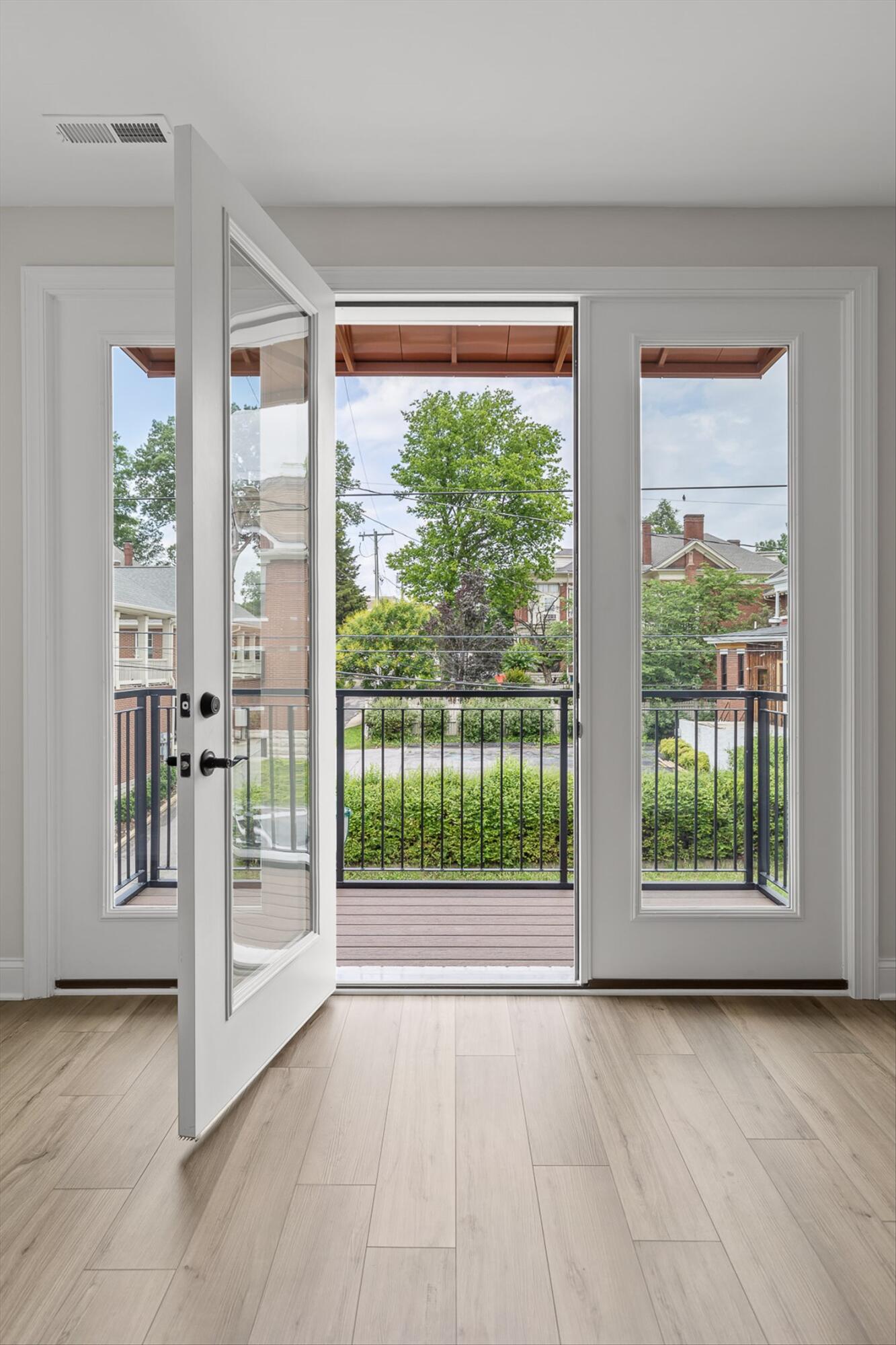 Chattanooga, Tennessee 37403, United States, 3 Bedrooms Bedrooms, ,3 BathroomsBathrooms,Residential,Active,135814