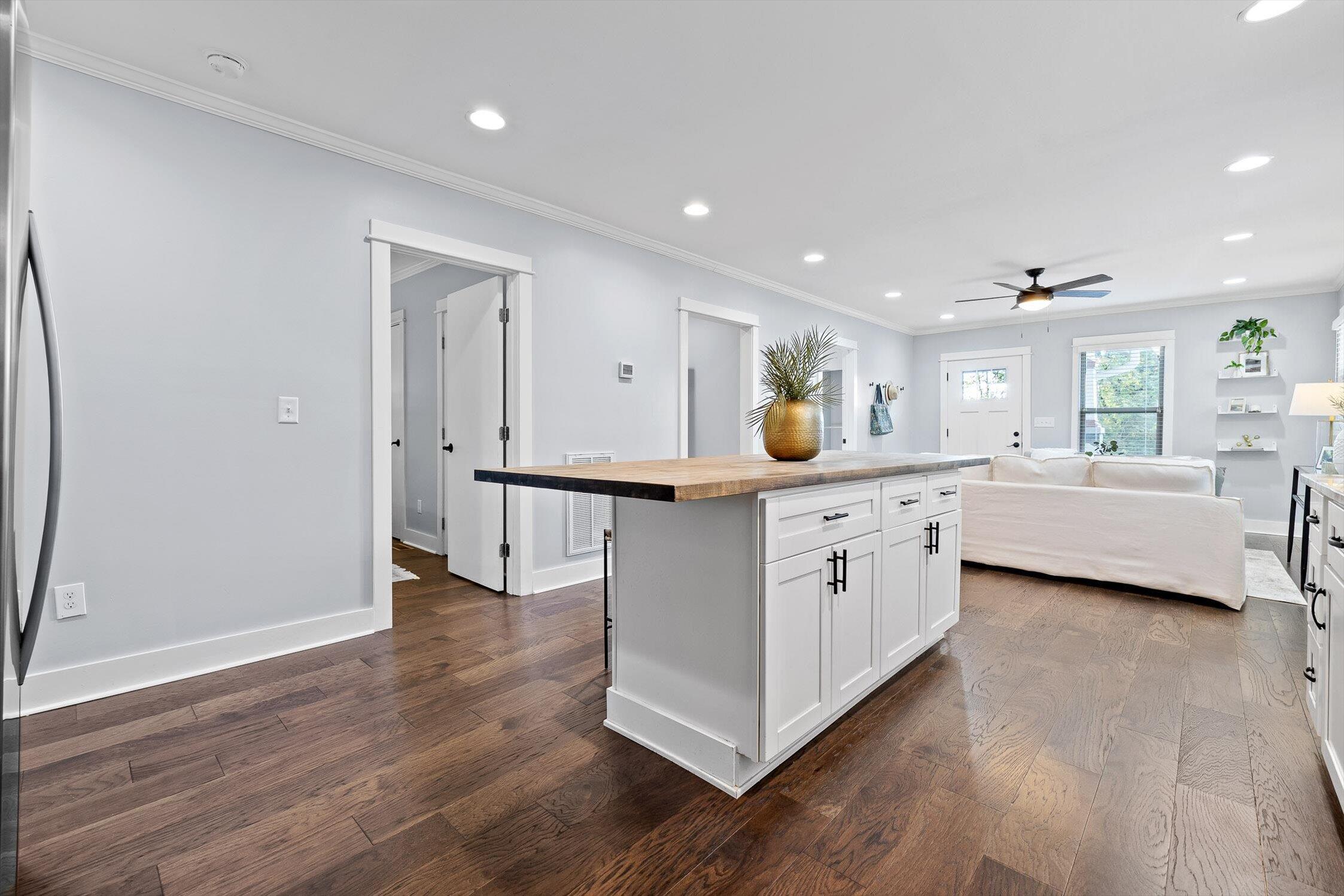 Chattanooga, Tennessee 37409, United States, 2 Bedrooms Bedrooms, ,2 BathroomsBathrooms,Residential,Active,220800