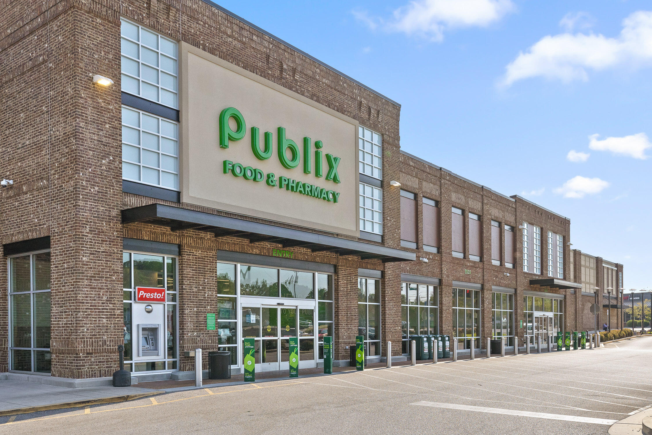 Chattanooga, Tennessee 37409, United States, 2 Bedrooms Bedrooms, ,2 BathroomsBathrooms,Residential,Active,220800