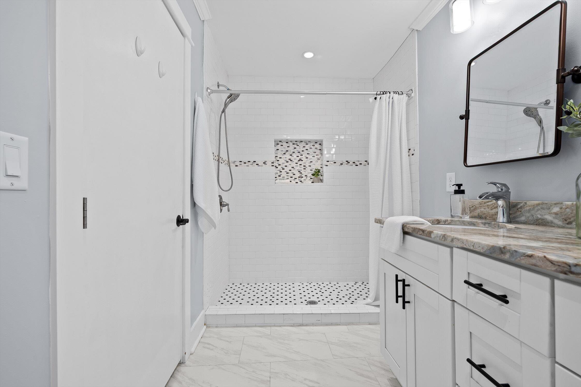 Chattanooga, Tennessee 37409, United States, 2 Bedrooms Bedrooms, ,2 BathroomsBathrooms,Residential,Active,220800