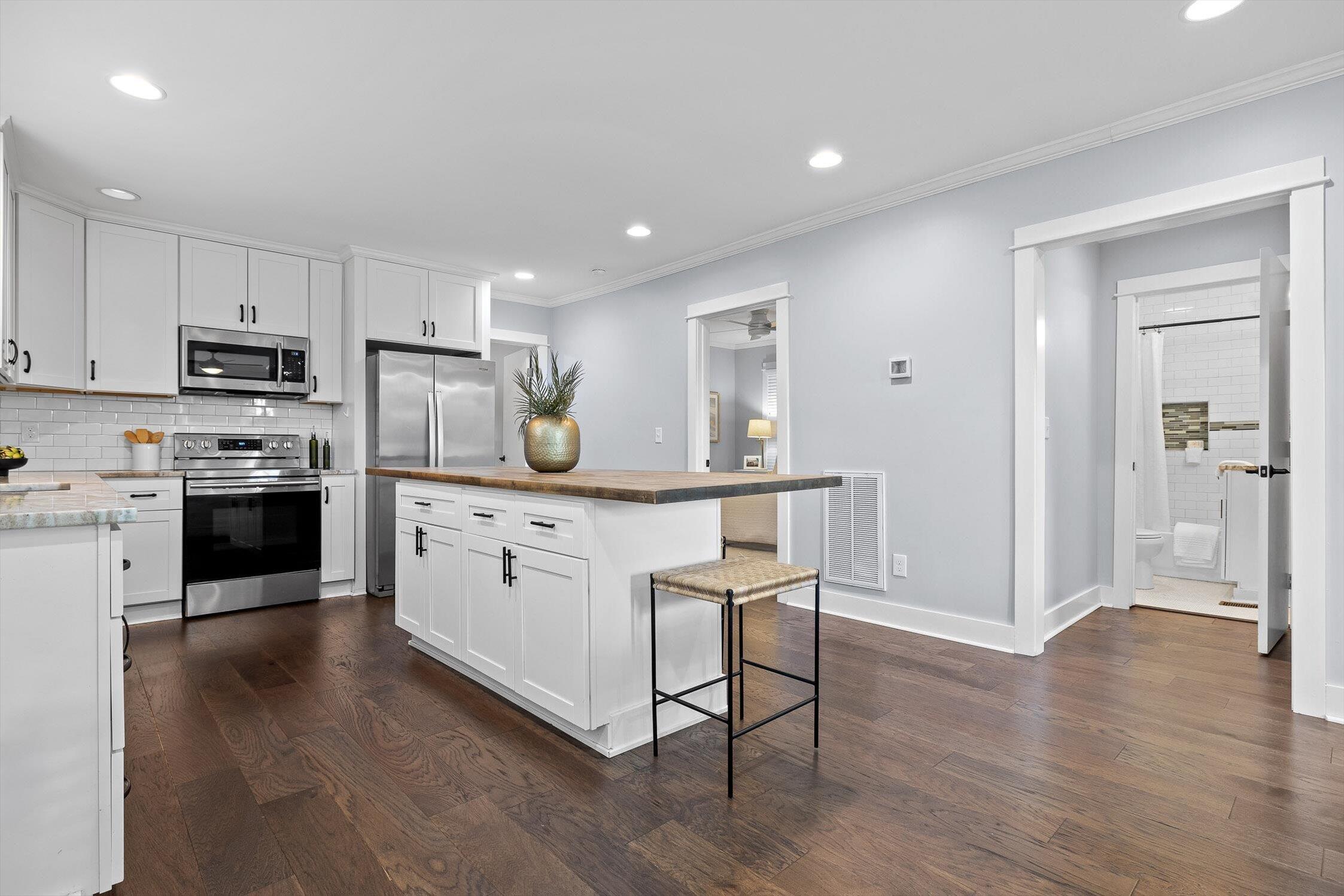 Chattanooga, Tennessee 37409, United States, 2 Bedrooms Bedrooms, ,2 BathroomsBathrooms,Residential,Active,220800