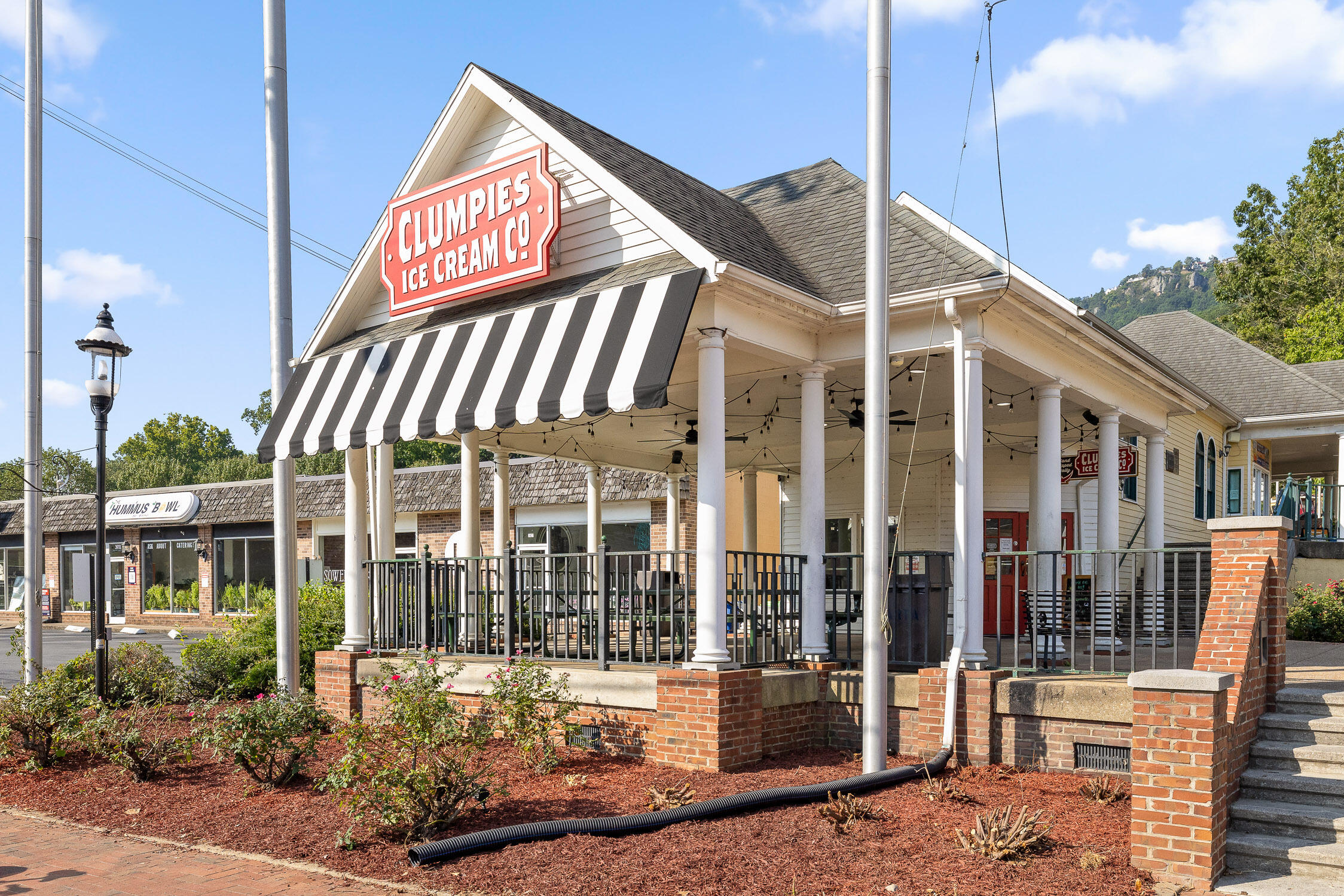 Chattanooga, Tennessee 37409, United States, 2 Bedrooms Bedrooms, ,2 BathroomsBathrooms,Residential,Active,220800