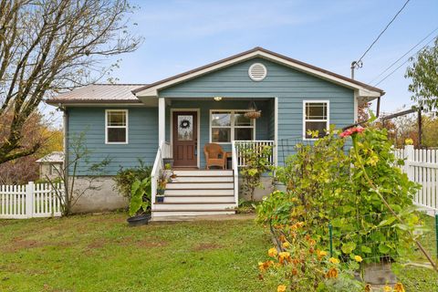 Photo of 468 Grayson Way, Signal Mountain, TN 37377 (MLS # 1523170)