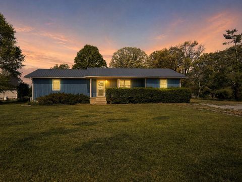 Photo of 1717 Vandergriff Road, Signal Mountain, TN 37377 (MLS # 1533385)