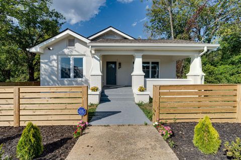 Photo of 2611 Mccallie Avenue, Chattanooga, TN 37404 (MLS # 1528427)