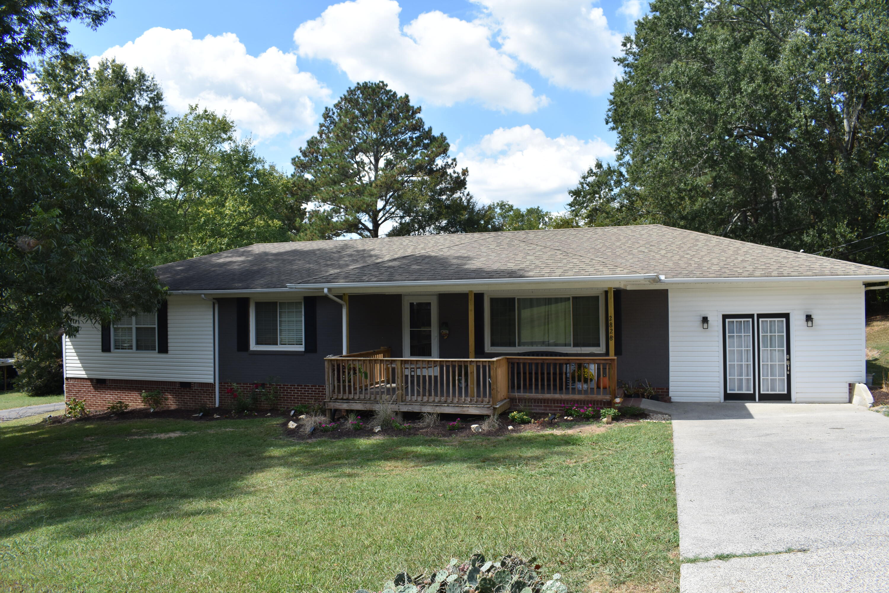 2828 Suncrest Drive, Dalton, Georgia image 1