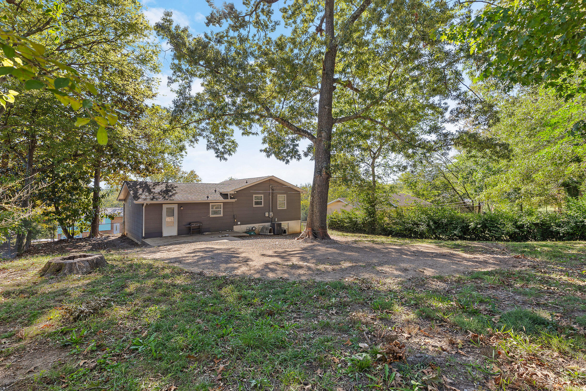 Chattanooga, Tennessee 37416, United States, 3 Bedrooms Bedrooms, ,2 BathroomsBathrooms,Residential,Contingent,38013