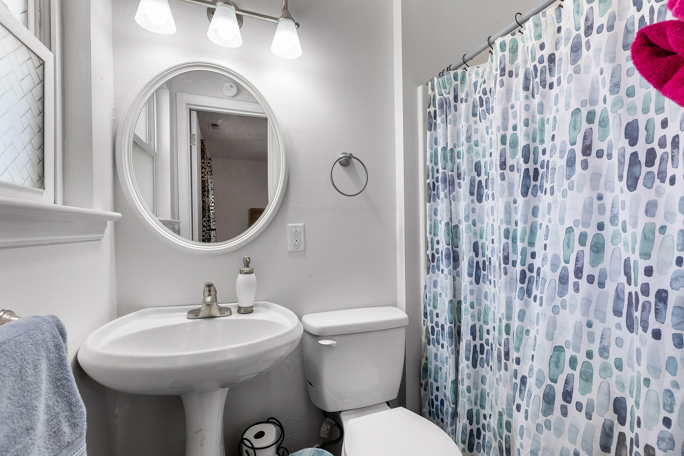 Chattanooga, Tennessee 37416, United States, 3 Bedrooms Bedrooms, ,2 BathroomsBathrooms,Residential,Contingent,38013