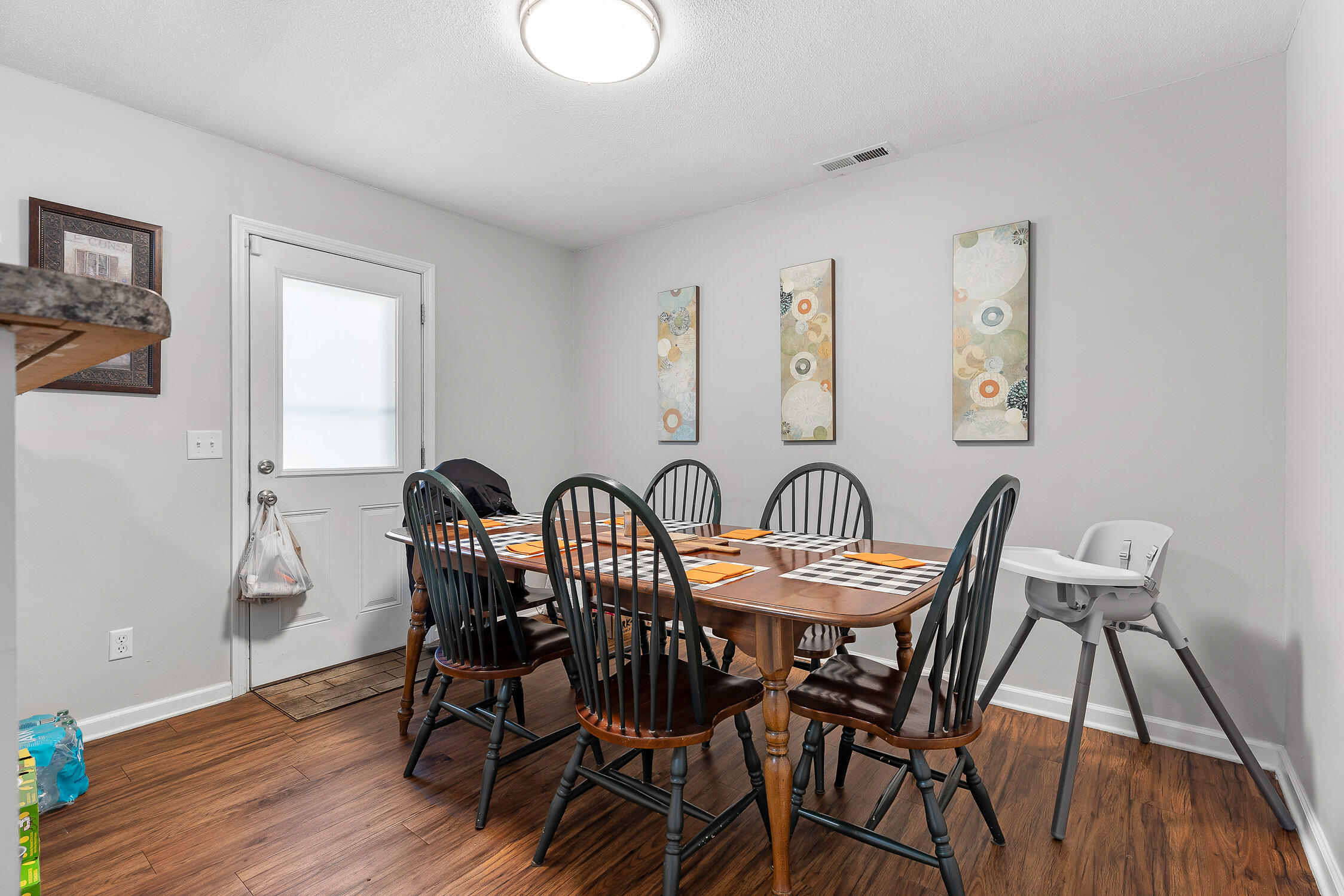 Chattanooga, Tennessee 37416, United States, 3 Bedrooms Bedrooms, ,2 BathroomsBathrooms,Residential,Contingent,38013