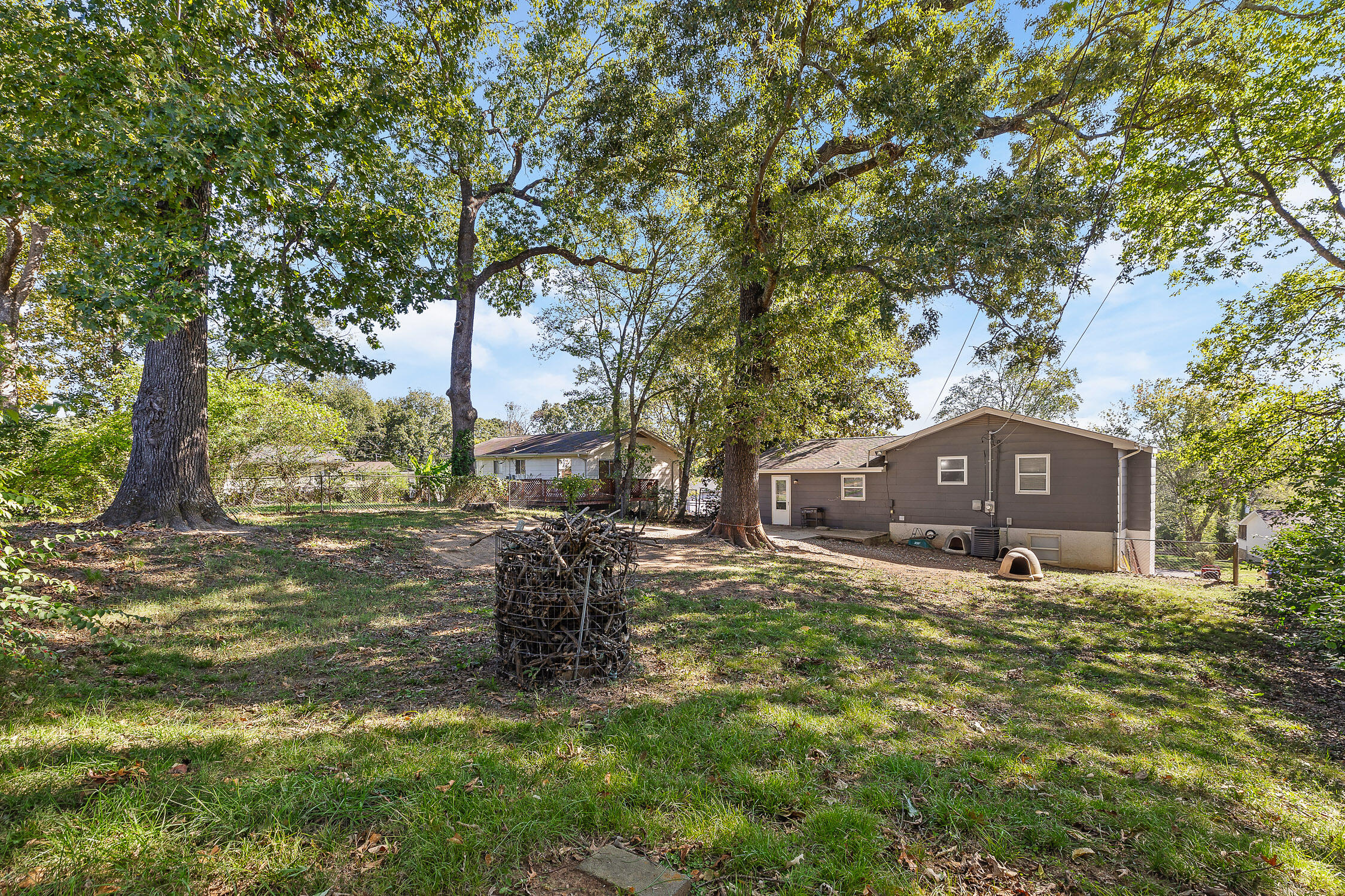 Chattanooga, Tennessee 37416, United States, 3 Bedrooms Bedrooms, ,2 BathroomsBathrooms,Residential,Contingent,38013