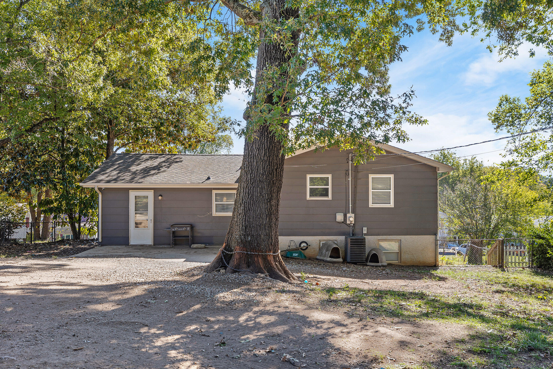 Chattanooga, Tennessee 37416, United States, 3 Bedrooms Bedrooms, ,2 BathroomsBathrooms,Residential,Contingent,38013