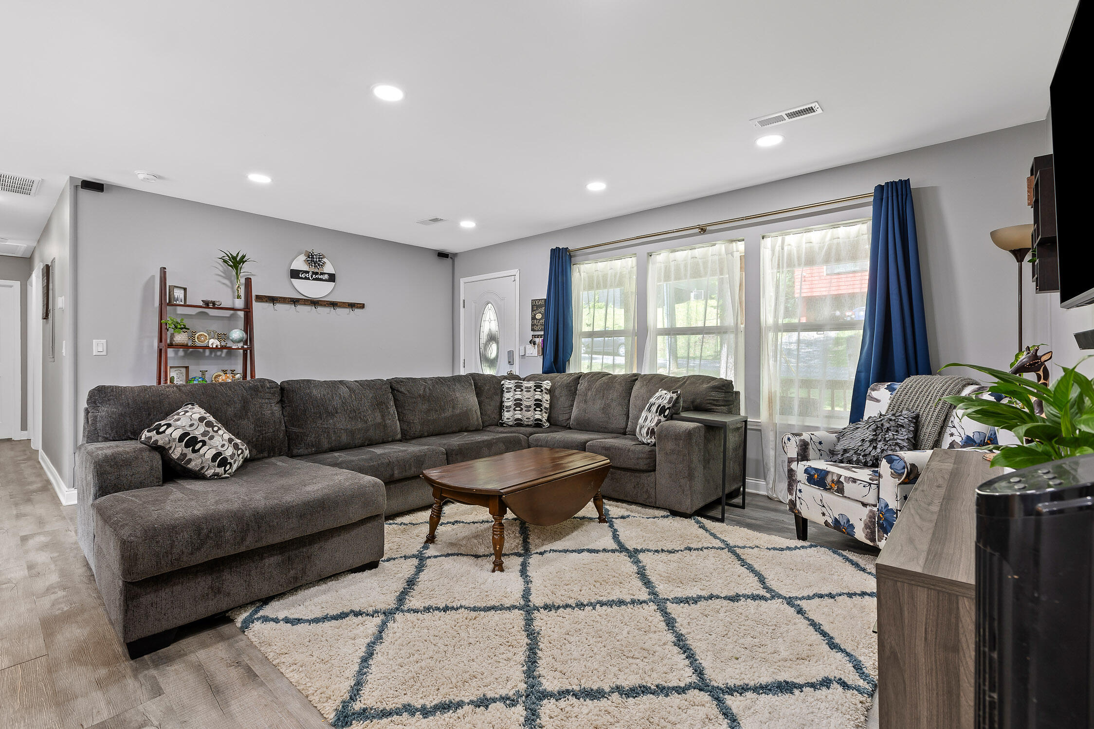 Chattanooga, Tennessee 37411, United States, 4 Bedrooms Bedrooms, ,2 BathroomsBathrooms,Residential,Contingent,56584