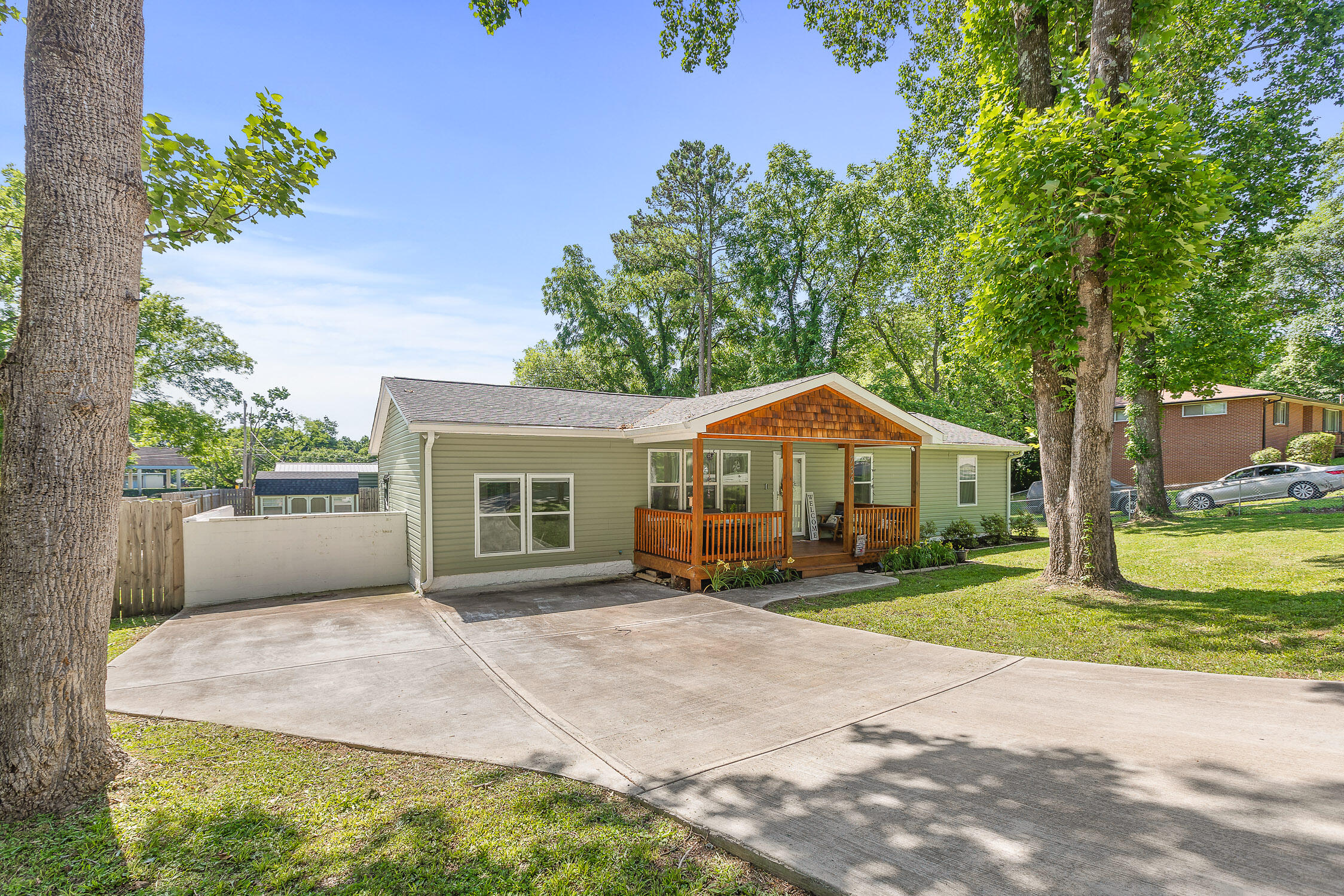 Chattanooga, Tennessee 37411, United States, 4 Bedrooms Bedrooms, ,2 BathroomsBathrooms,Residential,Contingent,56584