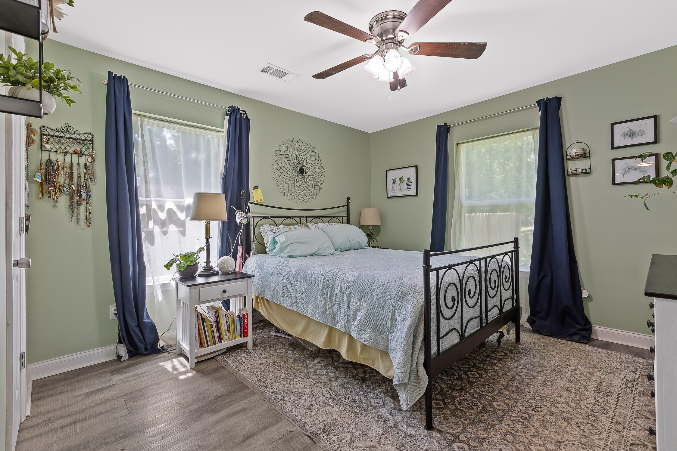 Chattanooga, Tennessee 37411, United States, 4 Bedrooms Bedrooms, ,2 BathroomsBathrooms,Residential,Contingent,56584