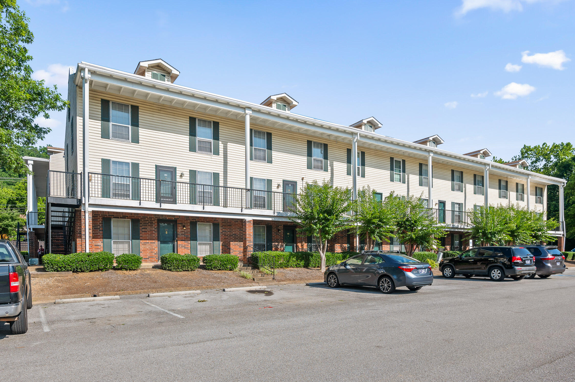 Photo 1 of 33 — 900 Mountain Creek Road K #144, Chattanooga, TN 37405