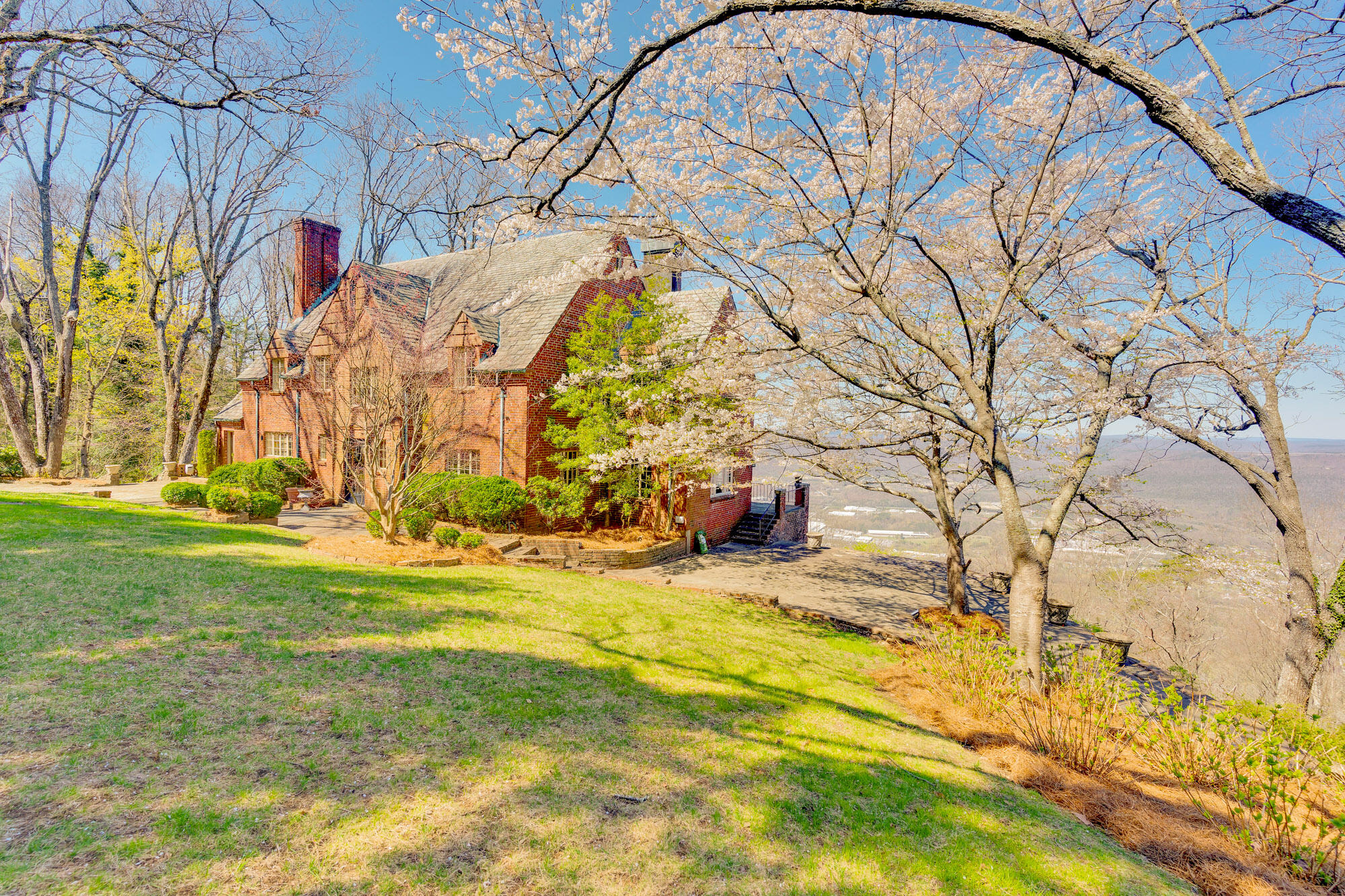 512 W Brow Road, Lookout Mountain, Tennessee image 42
