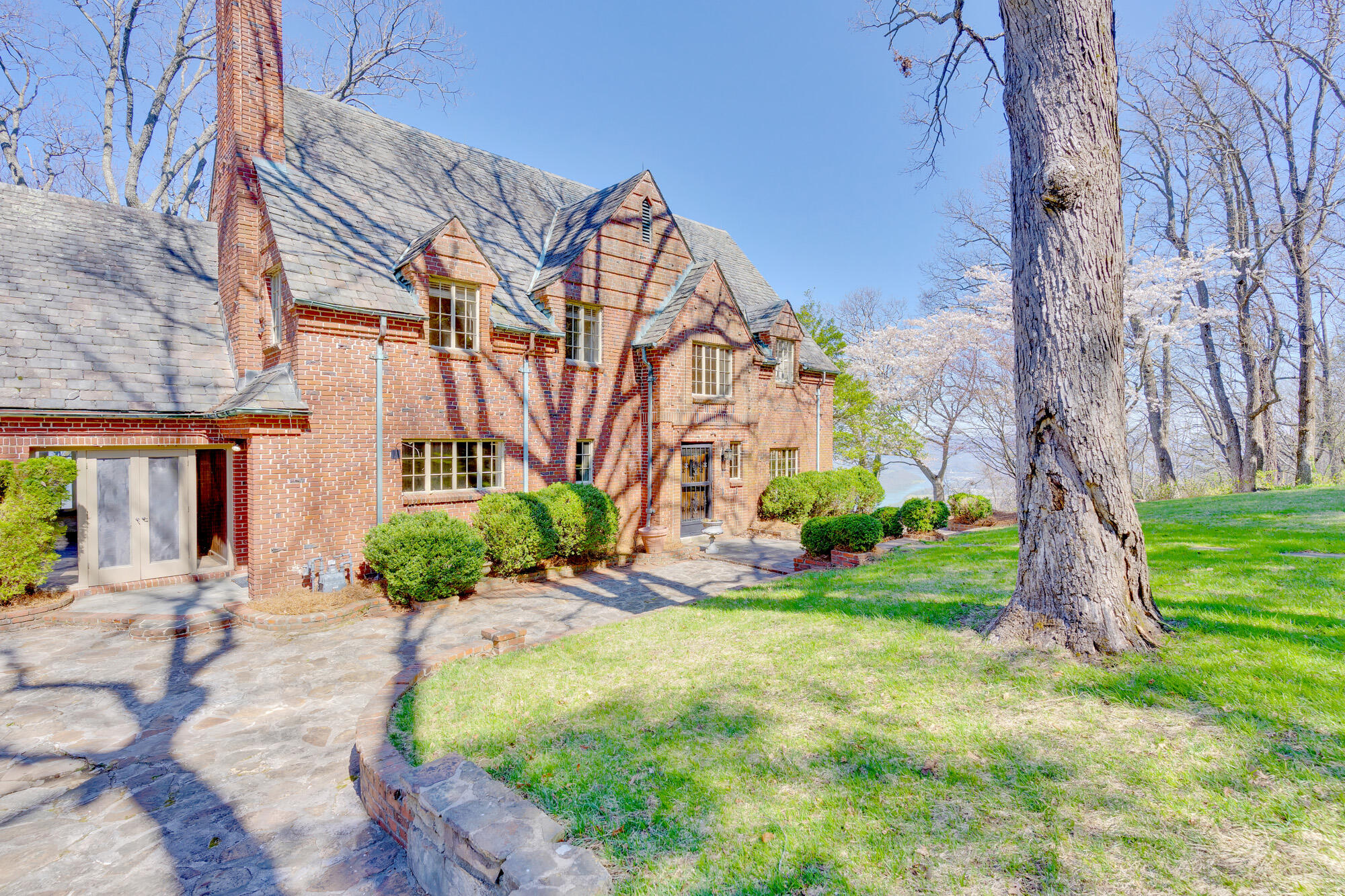 512 W Brow Road, Lookout Mountain, Tennessee image 39