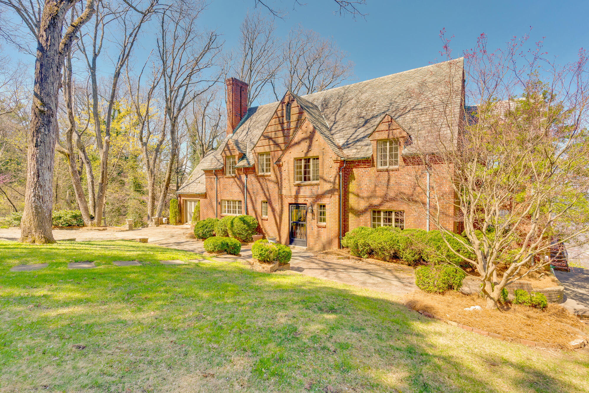 512 W Brow Road, Lookout Mountain, Tennessee image 38