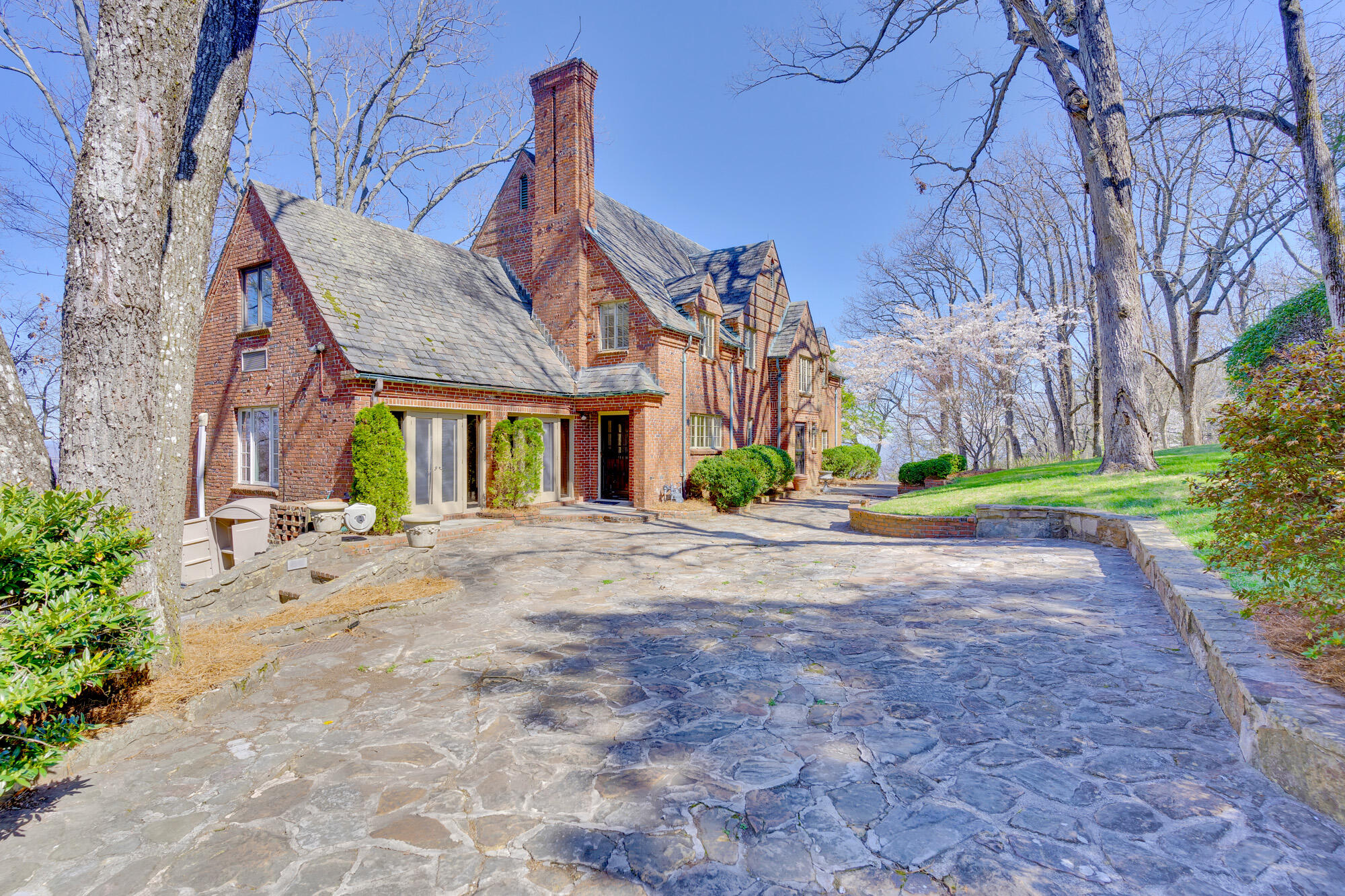 512 W Brow Road, Lookout Mountain, Tennessee image 37