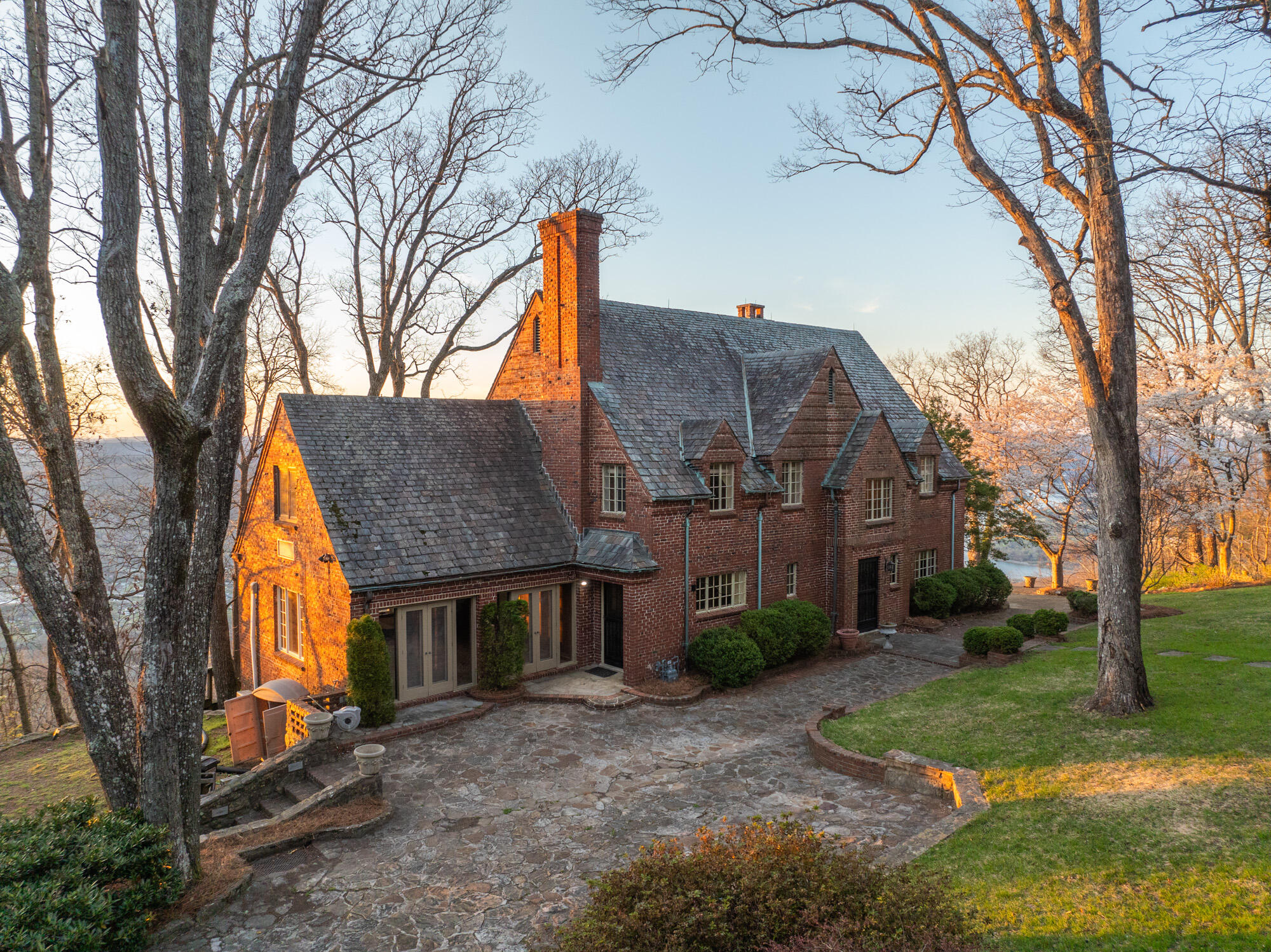512 W Brow Road, Lookout Mountain, Tennessee image 45