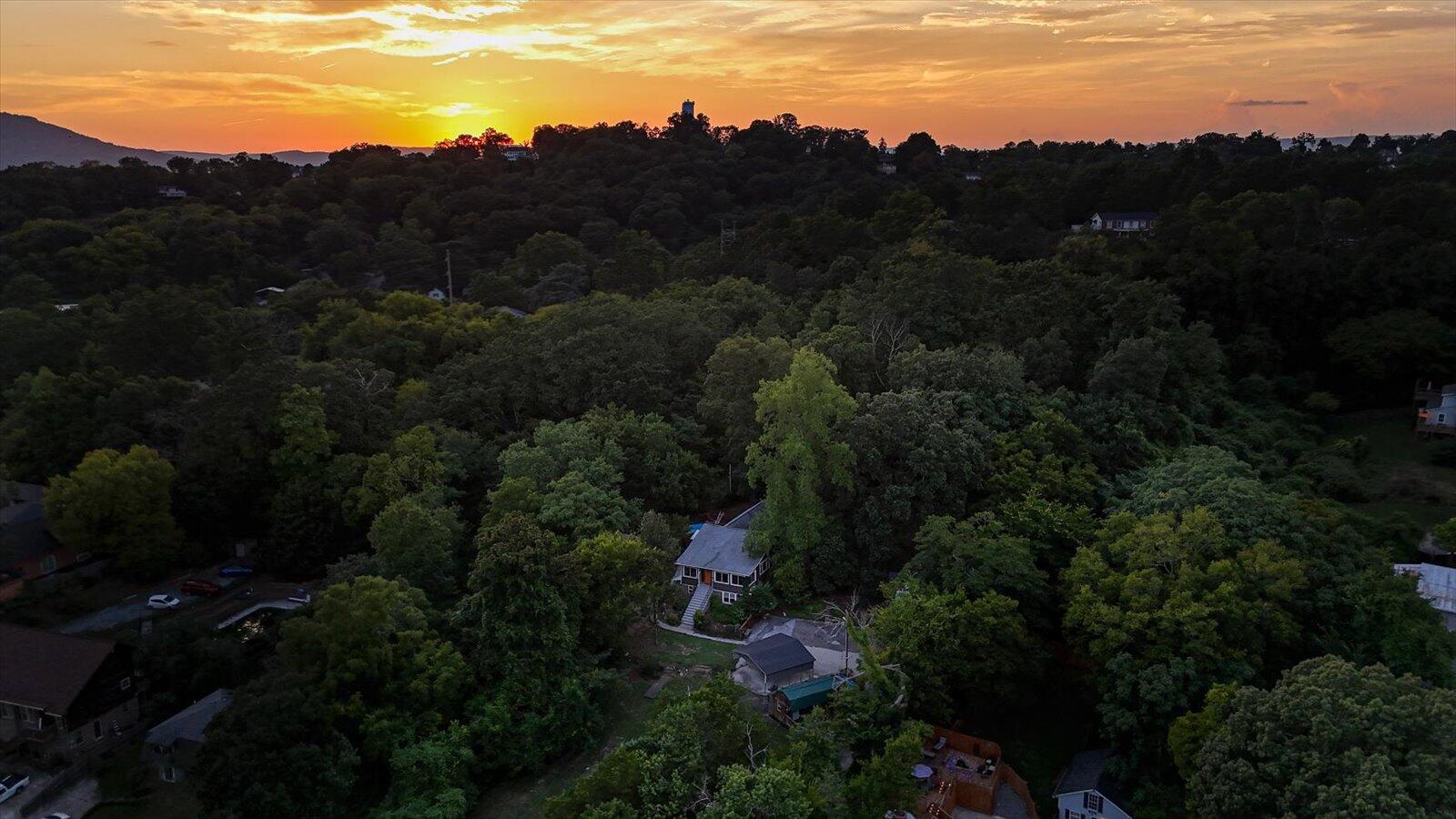 Chattanooga, Tennessee 37412, United States, 5 Bedrooms Bedrooms, ,4 BathroomsBathrooms,Residential,Contingent,50128