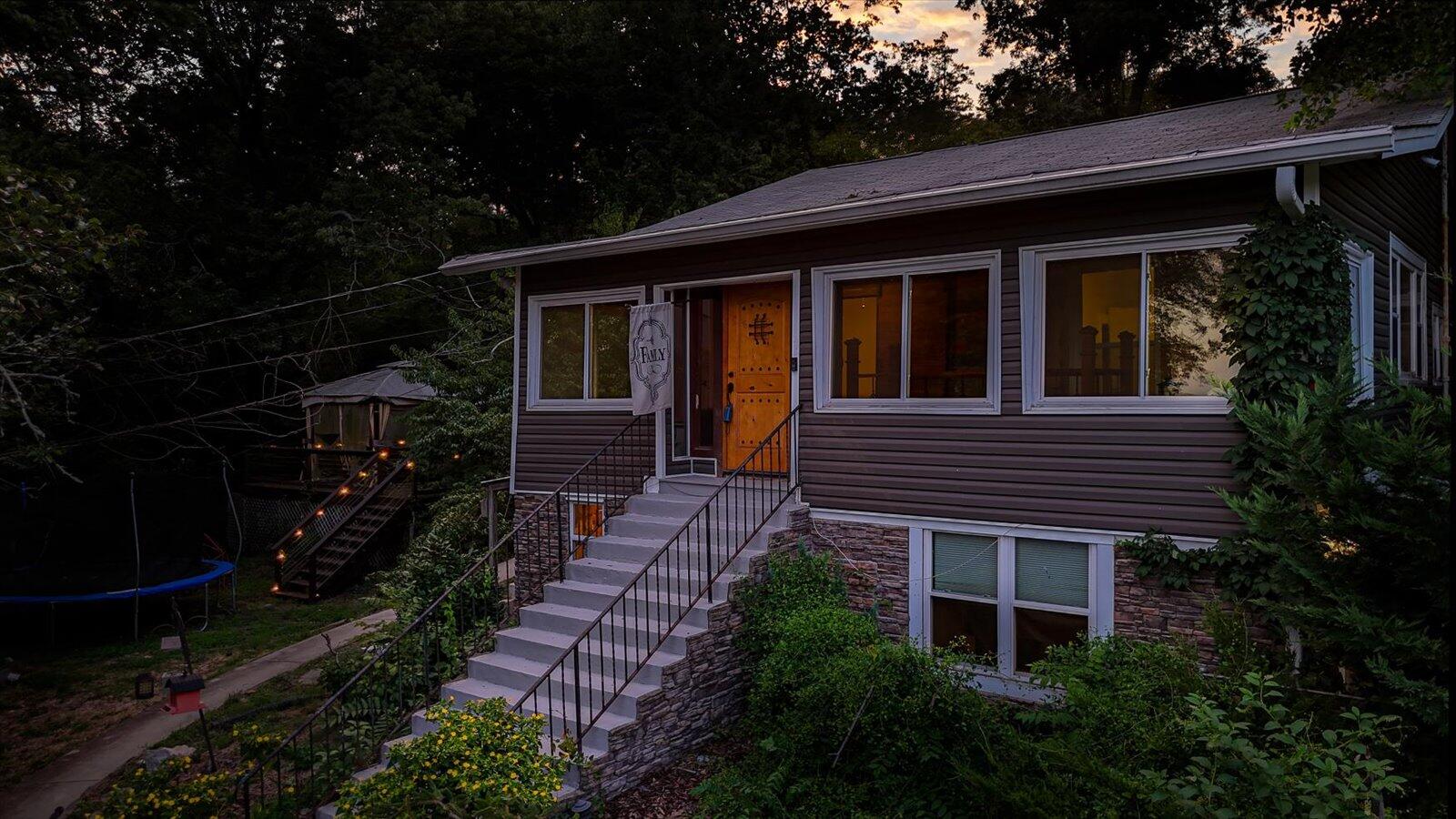 Chattanooga, Tennessee 37412, United States, 5 Bedrooms Bedrooms, ,4 BathroomsBathrooms,Residential,Contingent,50128