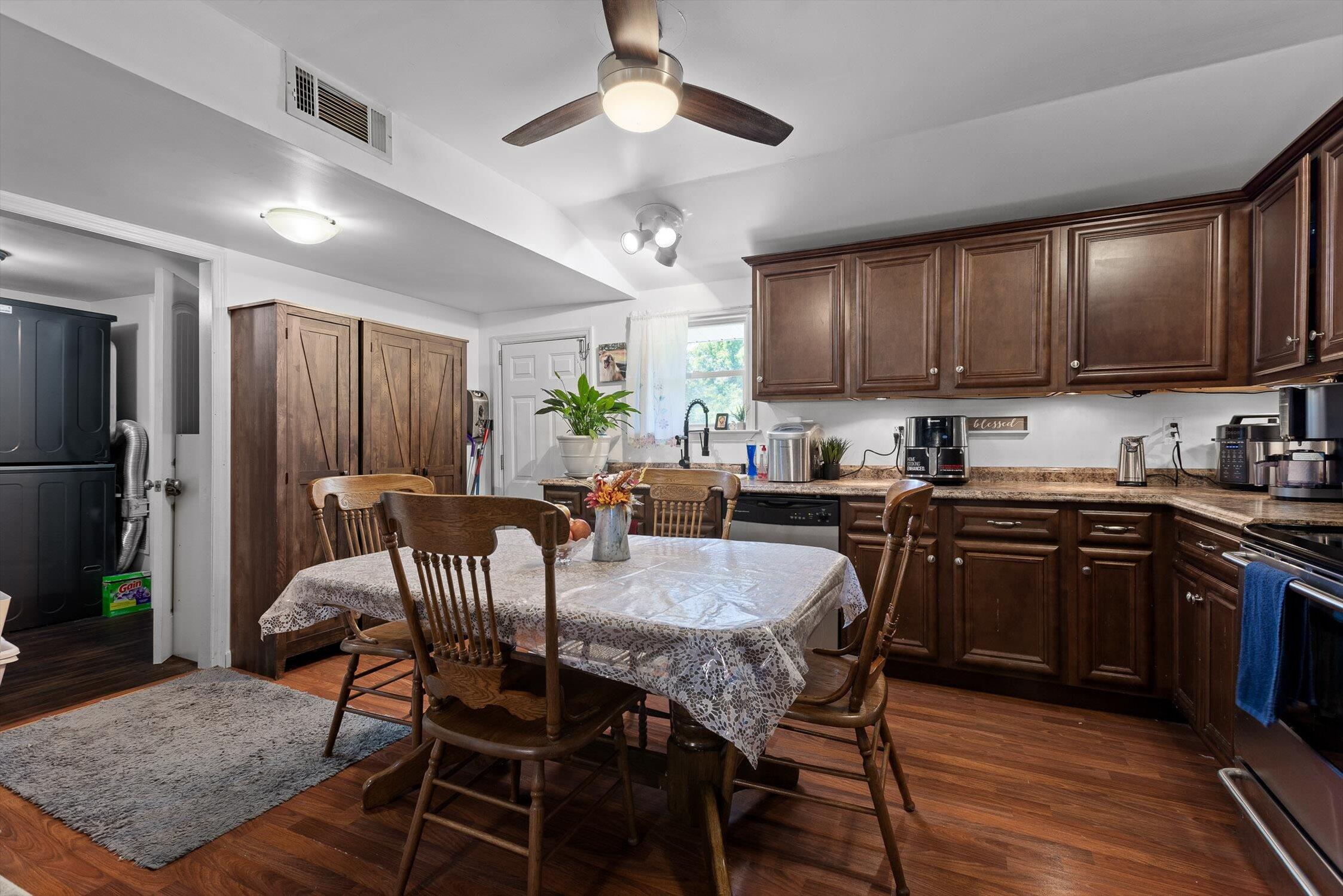 Charleston, Tennessee 37310, United States, 3 Bedrooms Bedrooms, ,1 BathroomBathrooms,Residential,Pending,171522