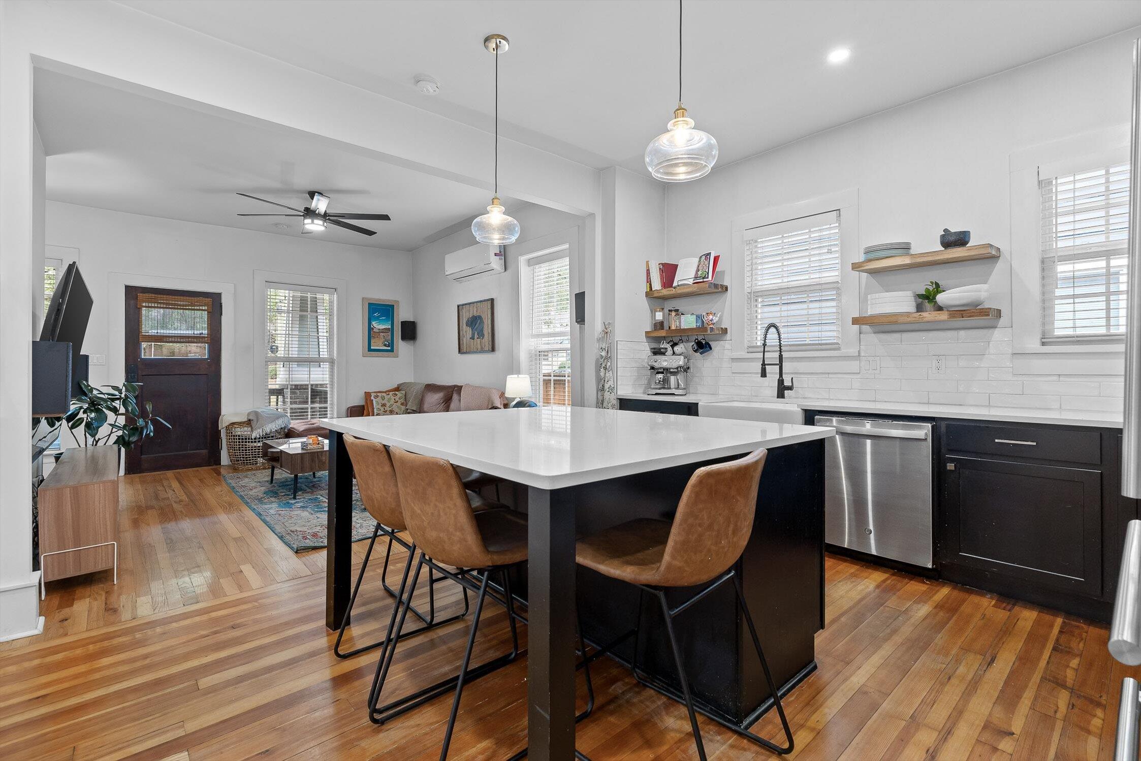 Chattanooga, Tennessee 37405, United States, 3 Bedrooms Bedrooms, ,2 BathroomsBathrooms,Residential,Active,216673