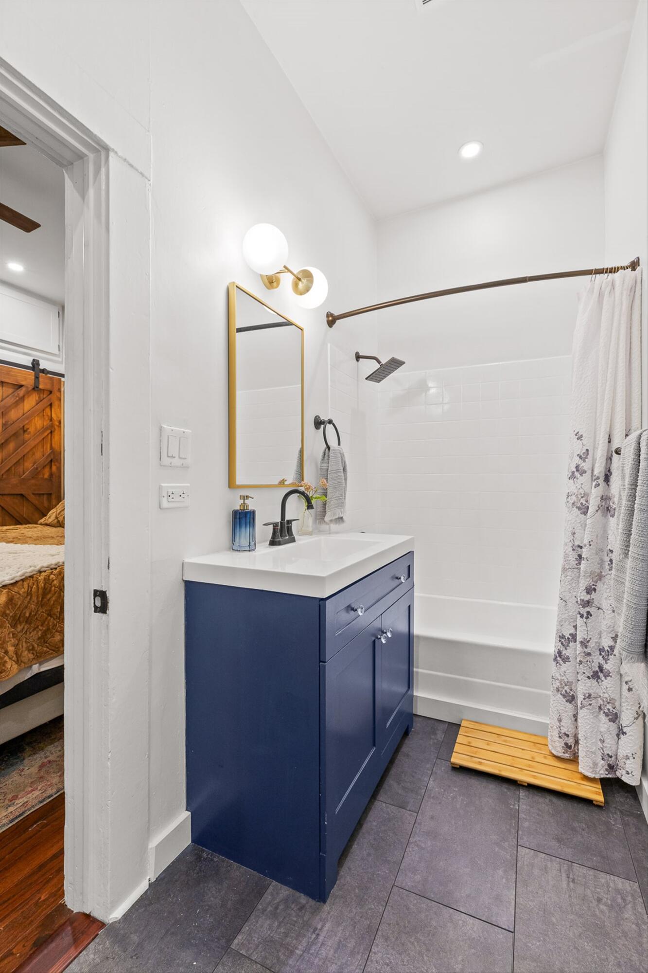 Chattanooga, Tennessee 37405, United States, 3 Bedrooms Bedrooms, ,2 BathroomsBathrooms,Residential,Active,216673