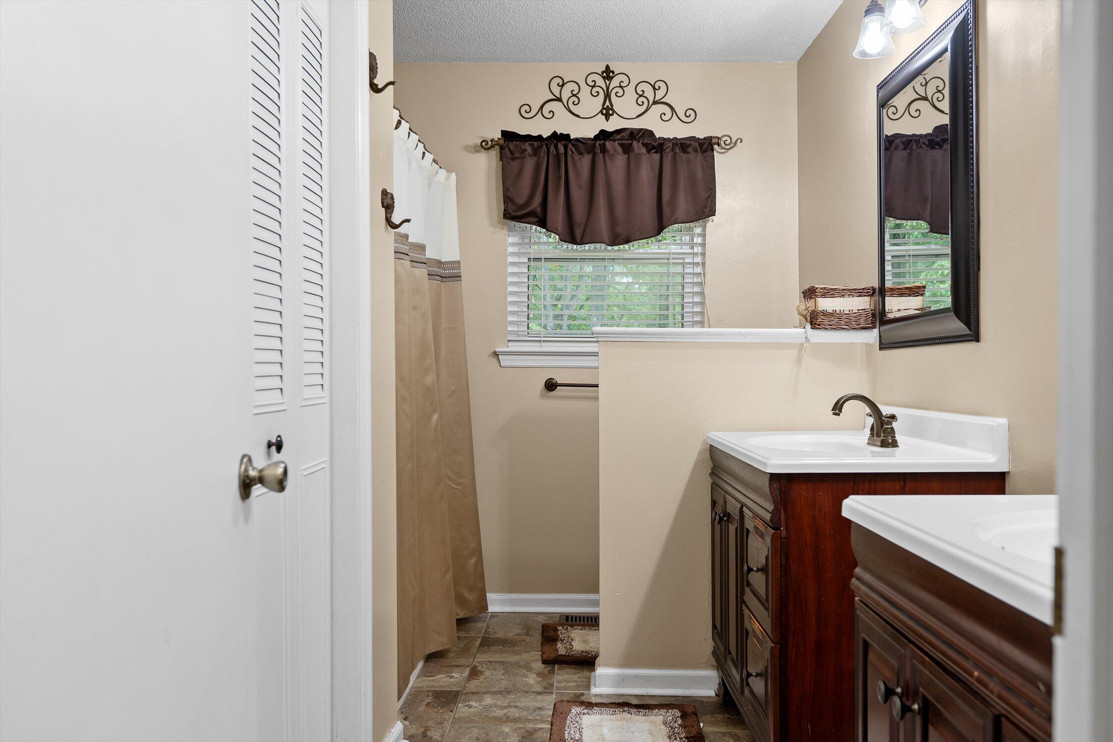 Chattanooga, Tennessee 37421, United States, 4 Bedrooms Bedrooms, ,3 BathroomsBathrooms,Residential,Active,224140