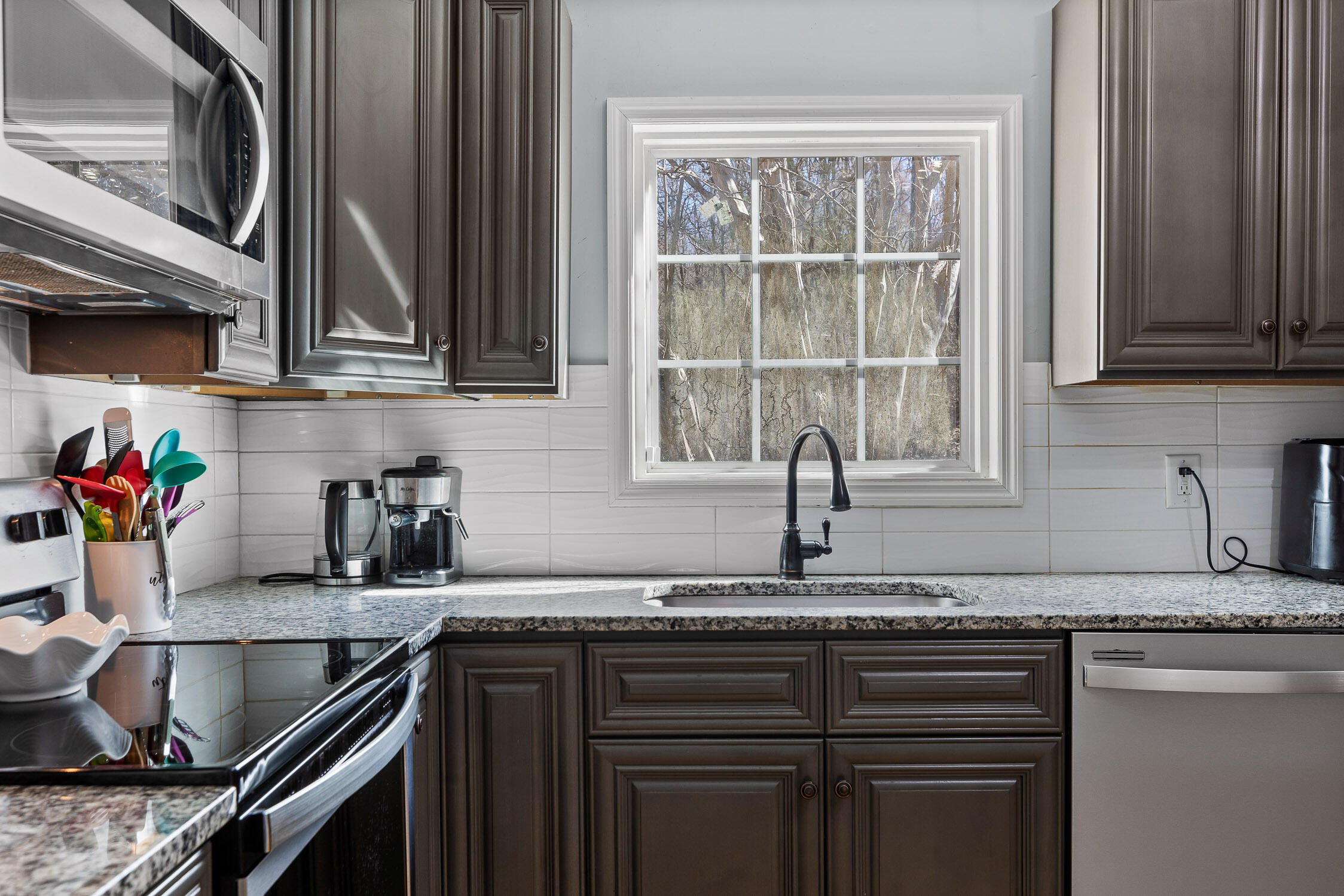 Chattanooga, Tennessee 37415, United States, 4 Bedrooms Bedrooms, ,2 BathroomsBathrooms,Residential,Contingent,82183