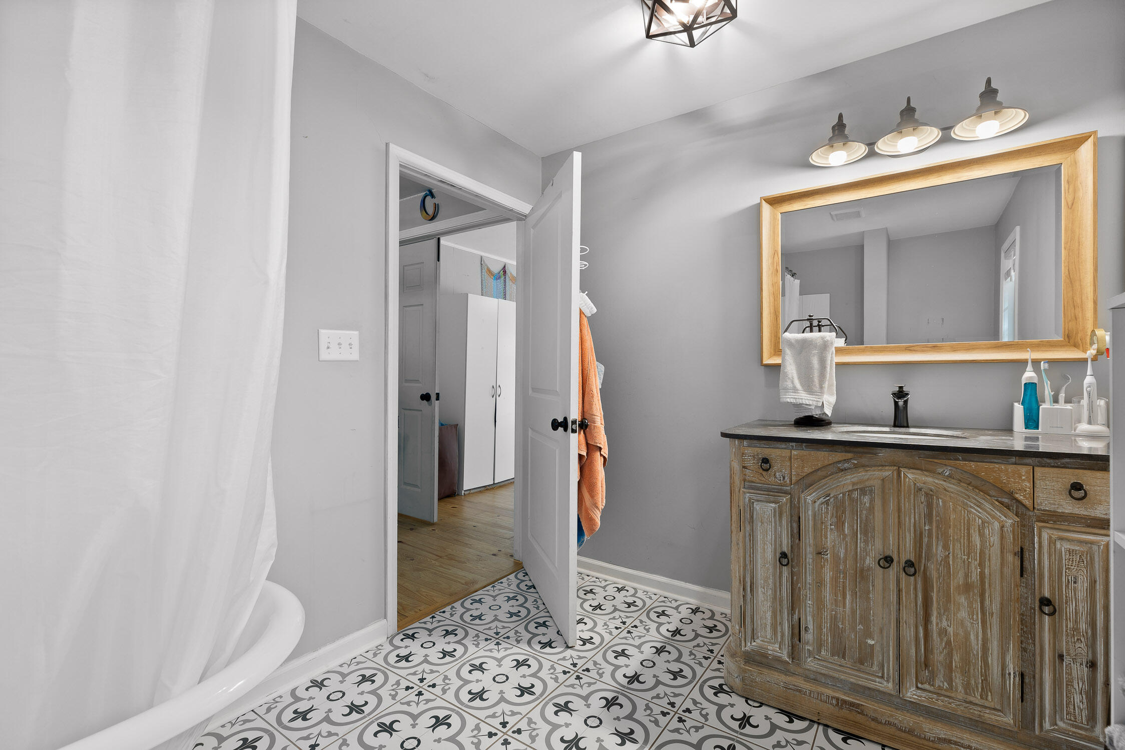 Chattanooga, Tennessee 37415, United States, 4 Bedrooms Bedrooms, ,2 BathroomsBathrooms,Residential,Contingent,82183