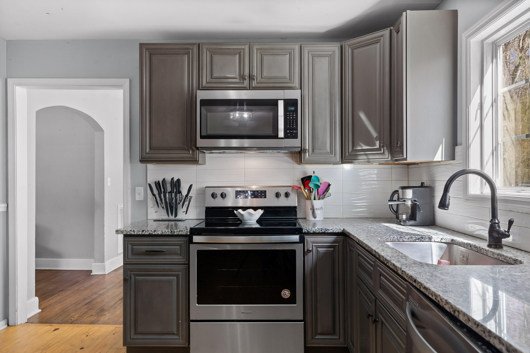 Chattanooga, Tennessee 37415, United States, 4 Bedrooms Bedrooms, ,2 BathroomsBathrooms,Residential,Contingent,82183