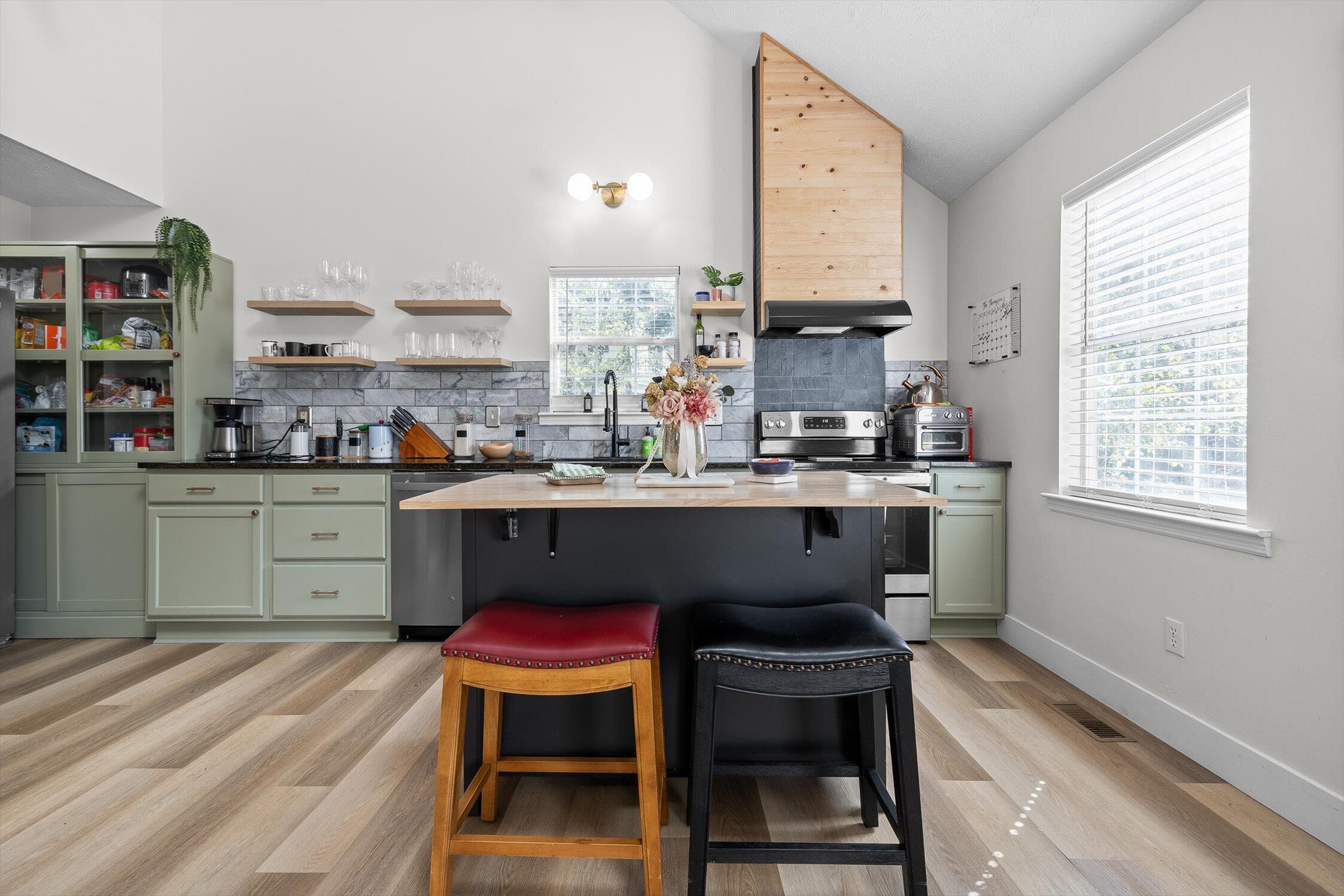 Chattanooga, Tennessee 37405, United States, 2 Bedrooms Bedrooms, ,2 BathroomsBathrooms,Residential,Active,233120