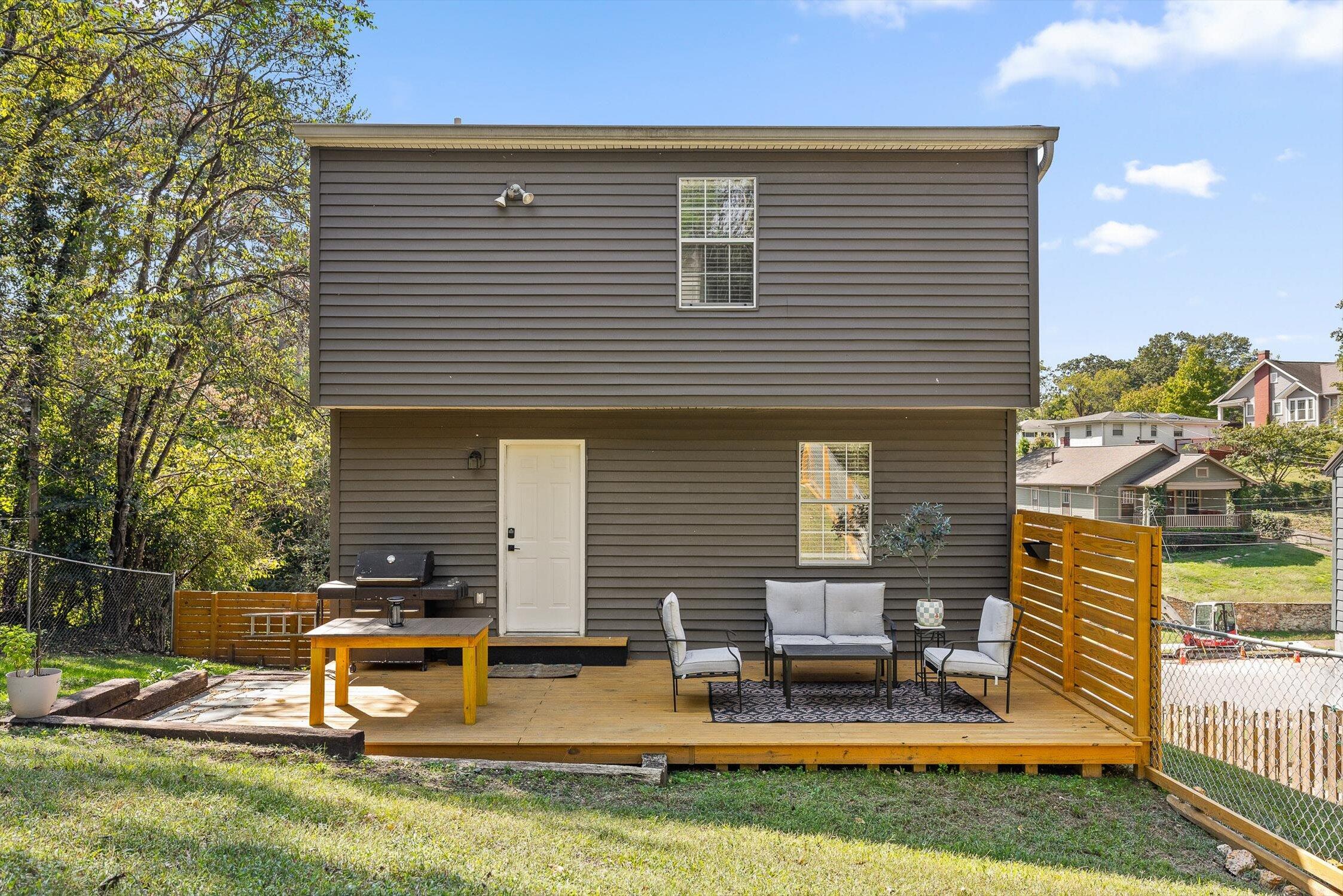 Chattanooga, Tennessee 37405, United States, 2 Bedrooms Bedrooms, ,2 BathroomsBathrooms,Residential,Active,233120