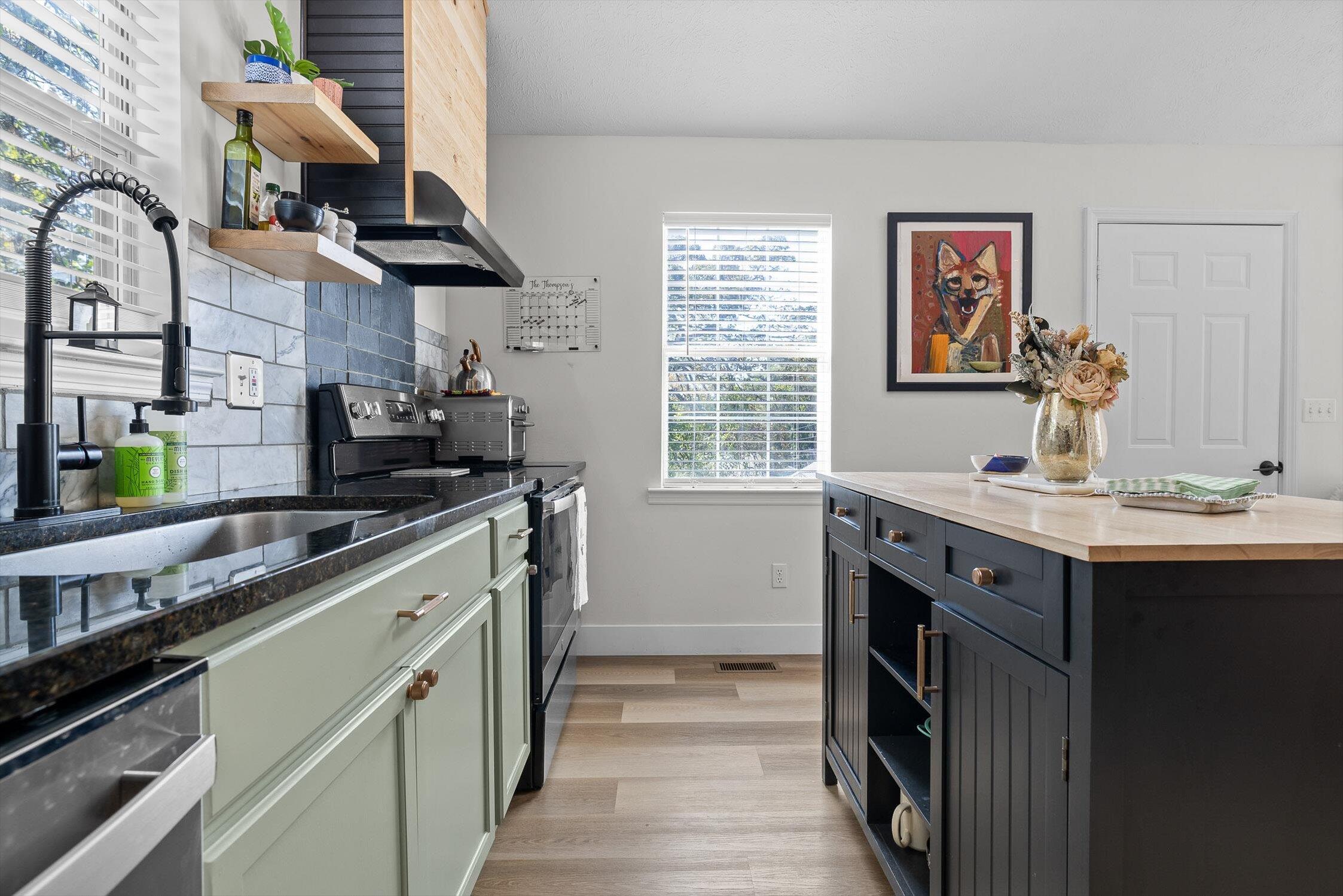 Chattanooga, Tennessee 37405, United States, 2 Bedrooms Bedrooms, ,2 BathroomsBathrooms,Residential,Active,233120