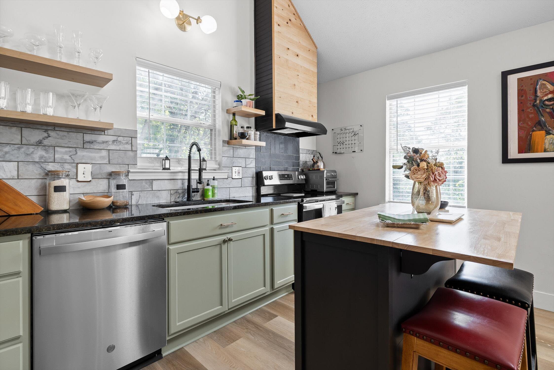 Chattanooga, Tennessee 37405, United States, 2 Bedrooms Bedrooms, ,2 BathroomsBathrooms,Residential,Active,233120