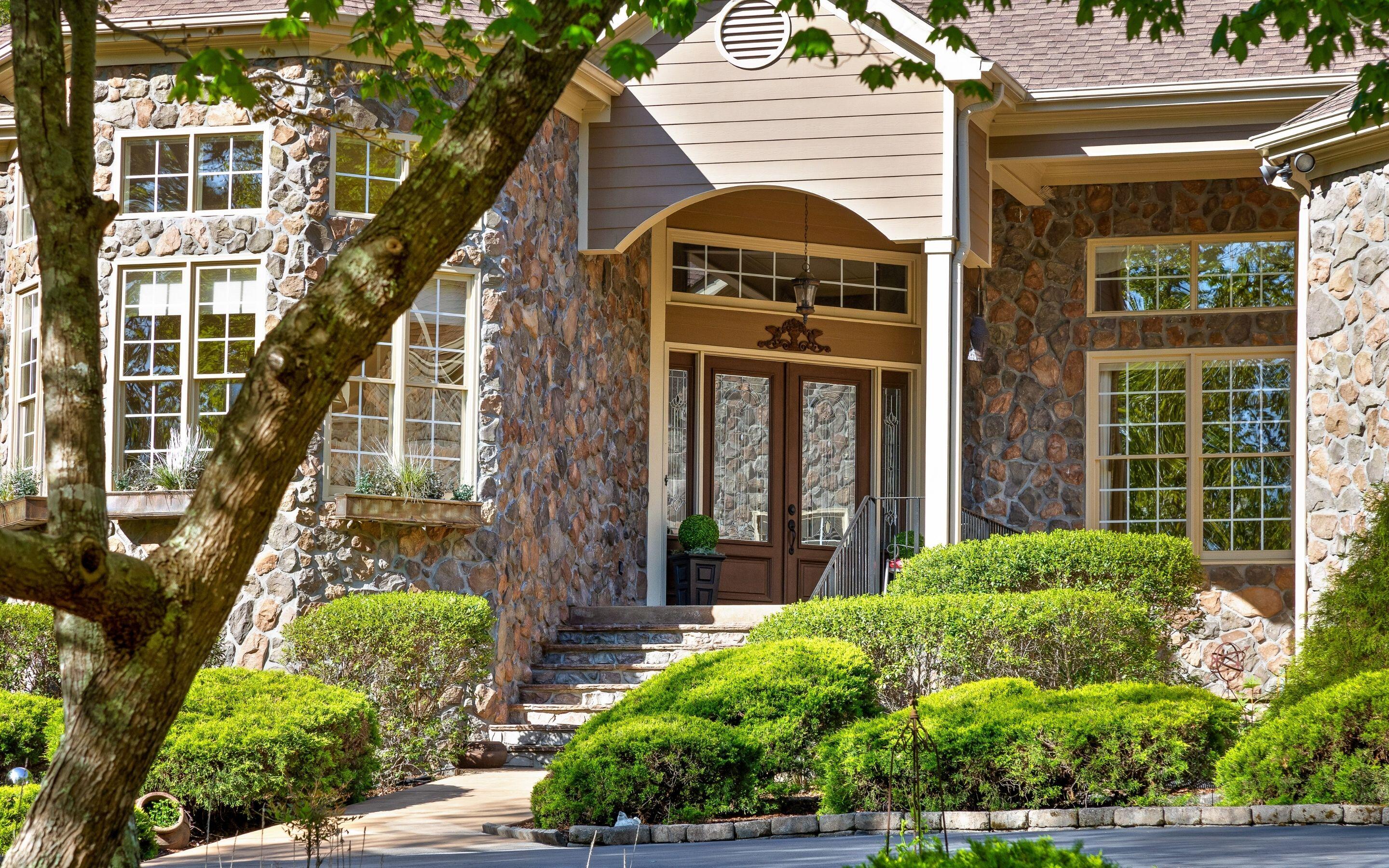 240 Horseshoe Bend Road E