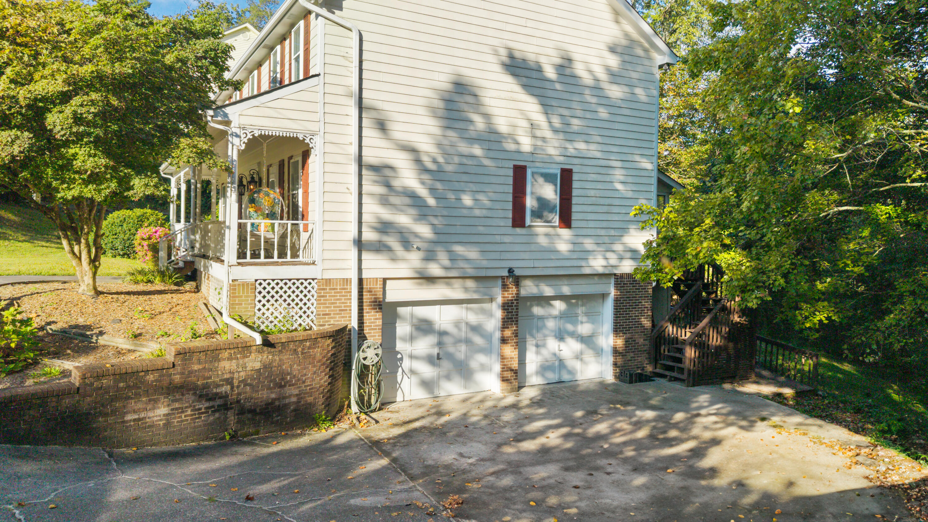 421 Golden Oaks Drive