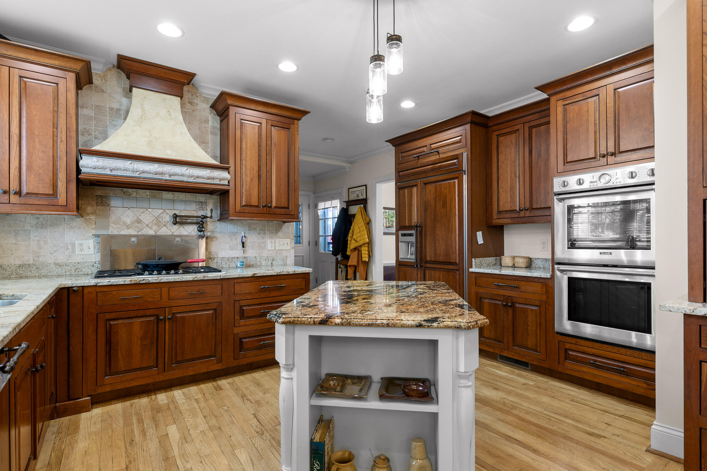 Chattanooga, Tennessee 37411, United States, 4 Bedrooms Bedrooms, ,4 BathroomsBathrooms,Residential,Contingent,89563