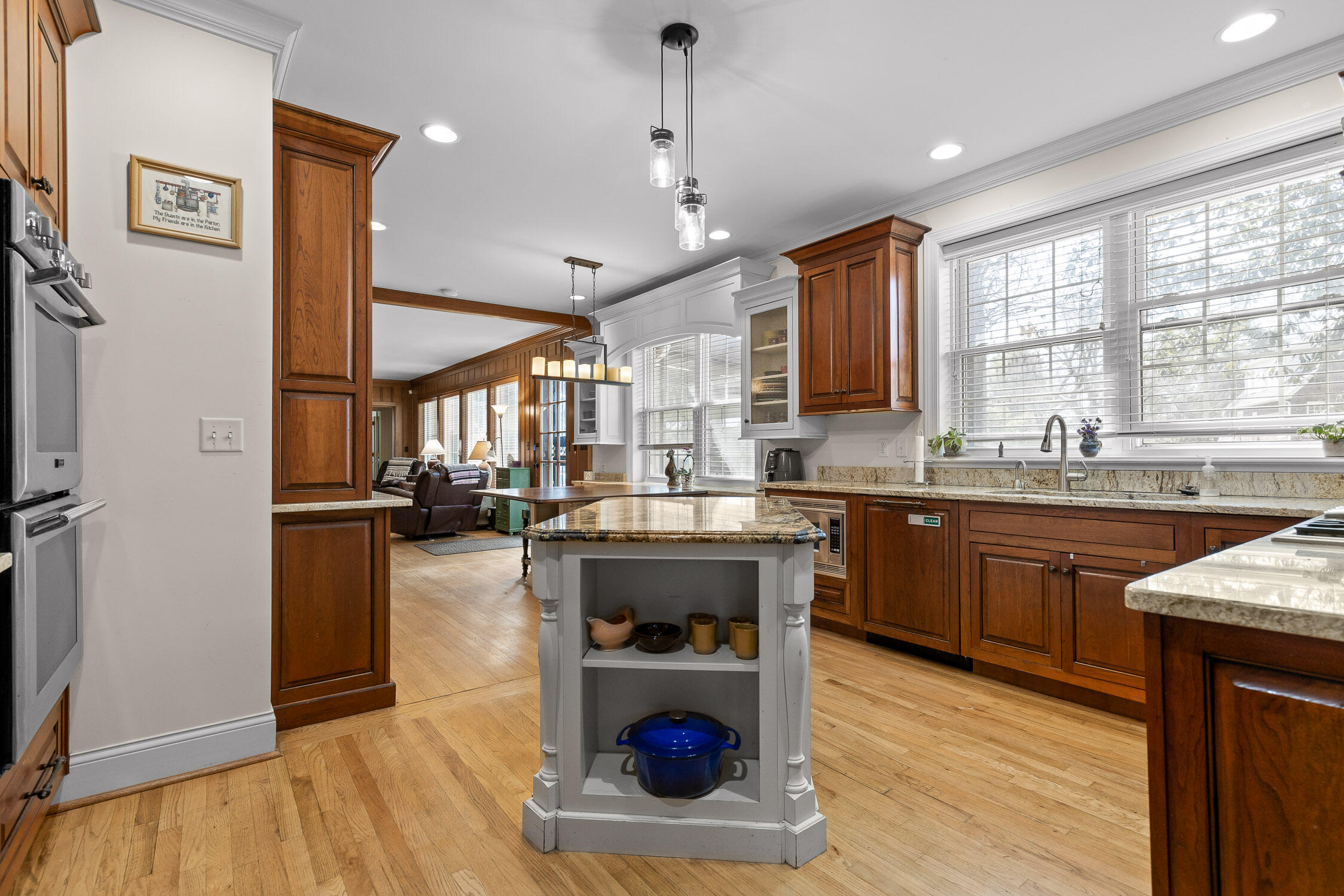 Chattanooga, Tennessee 37411, United States, 4 Bedrooms Bedrooms, ,4 BathroomsBathrooms,Residential,Contingent,89563