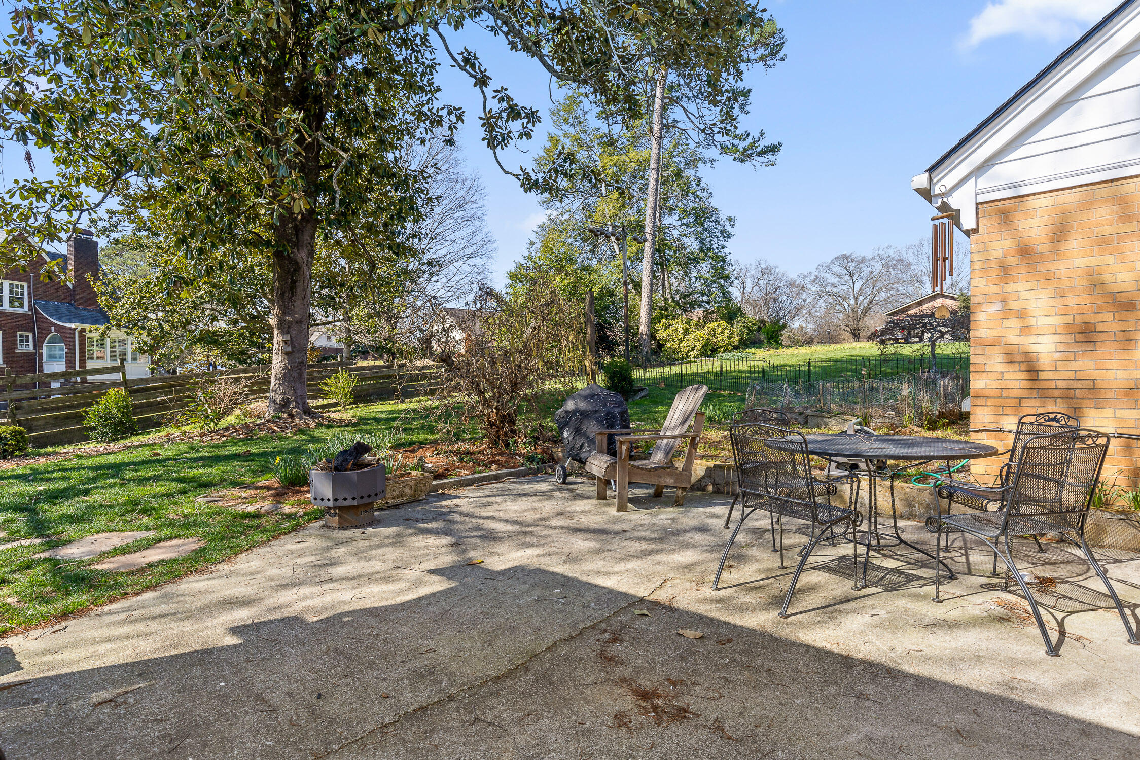 Chattanooga, Tennessee 37411, United States, 4 Bedrooms Bedrooms, ,4 BathroomsBathrooms,Residential,Contingent,89563