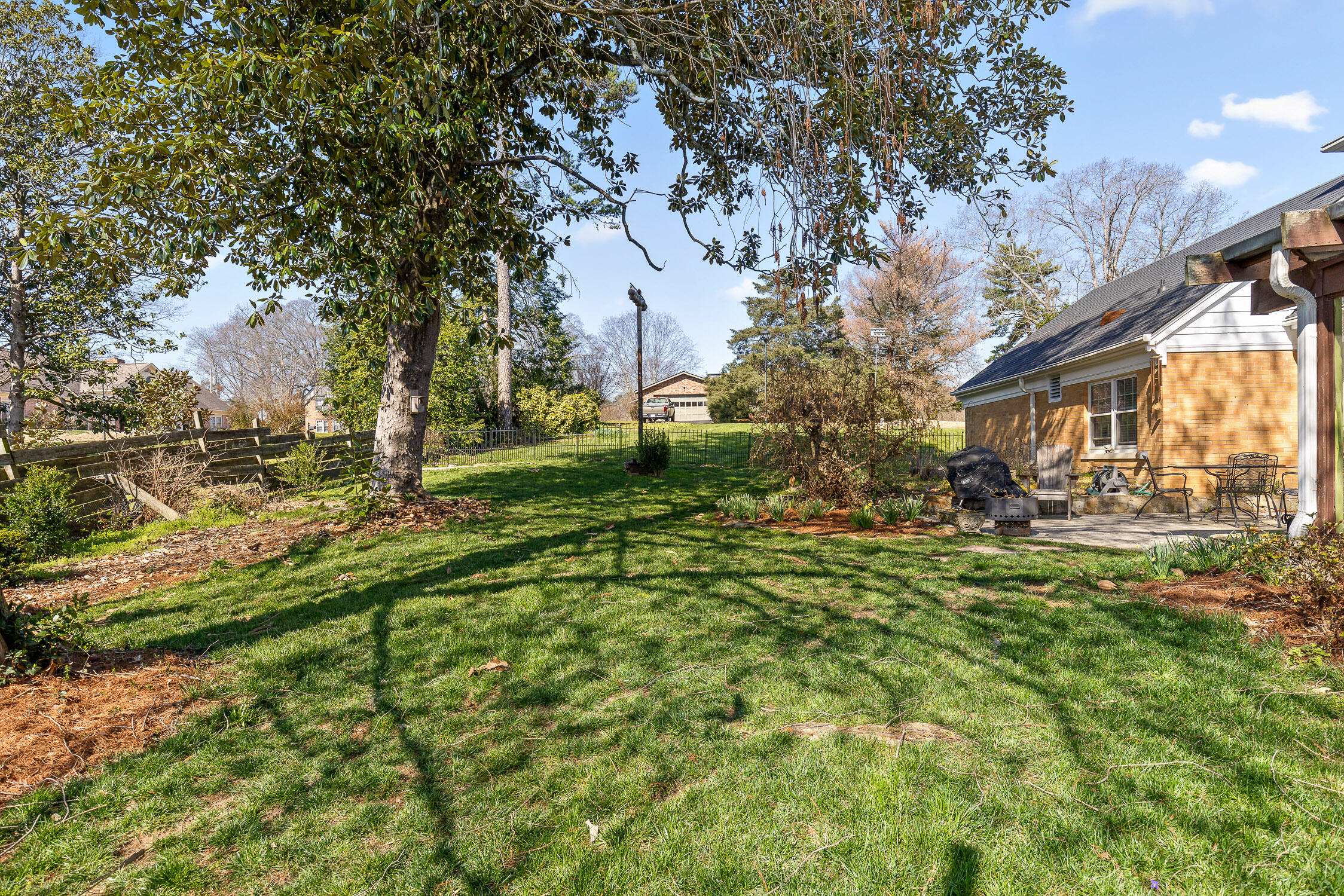 Chattanooga, Tennessee 37411, United States, 4 Bedrooms Bedrooms, ,4 BathroomsBathrooms,Residential,Contingent,89563