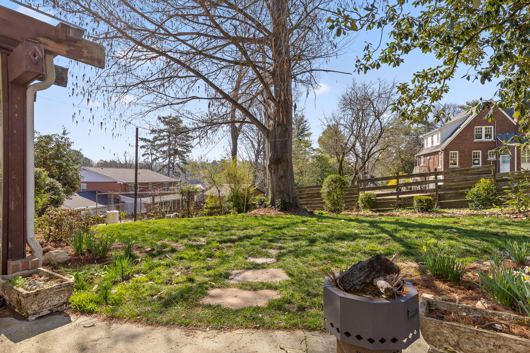 Chattanooga, Tennessee 37411, United States, 4 Bedrooms Bedrooms, ,4 BathroomsBathrooms,Residential,Contingent,89563