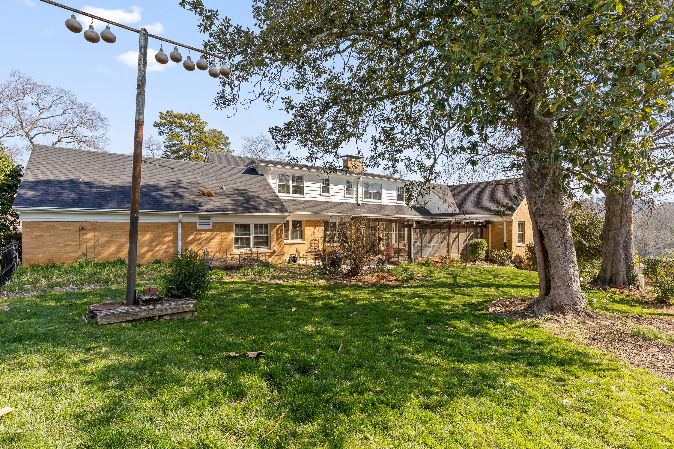 Chattanooga, Tennessee 37411, United States, 4 Bedrooms Bedrooms, ,4 BathroomsBathrooms,Residential,Contingent,89563