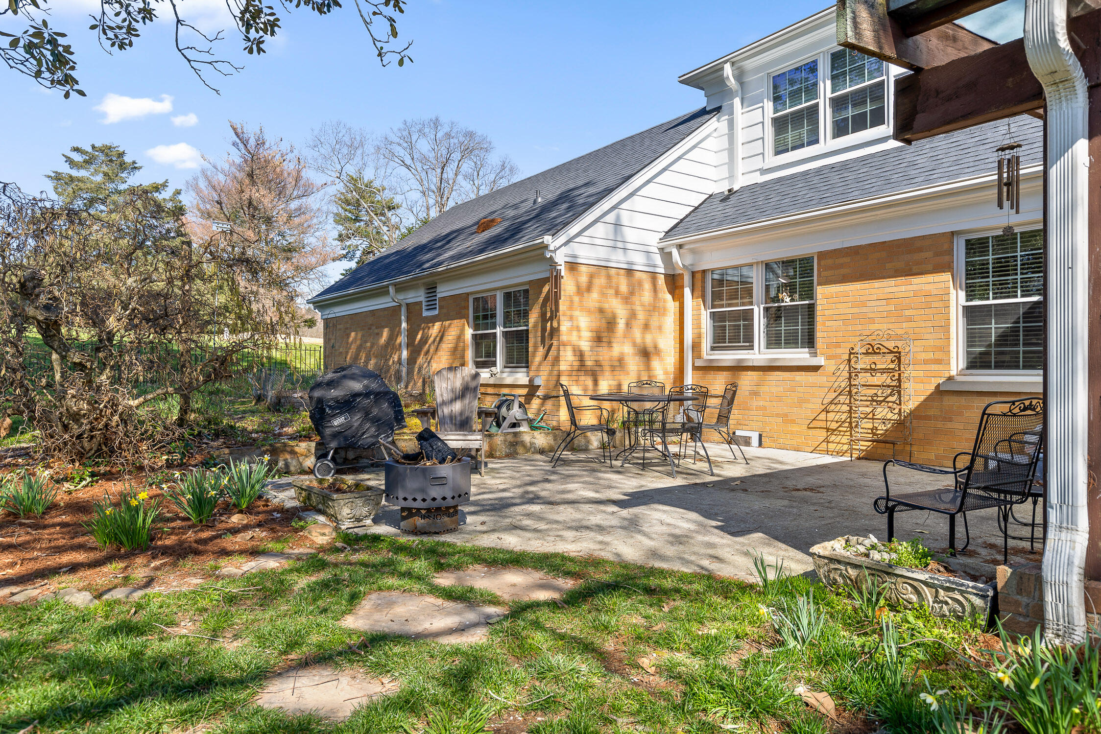 Chattanooga, Tennessee 37411, United States, 4 Bedrooms Bedrooms, ,4 BathroomsBathrooms,Residential,Contingent,89563