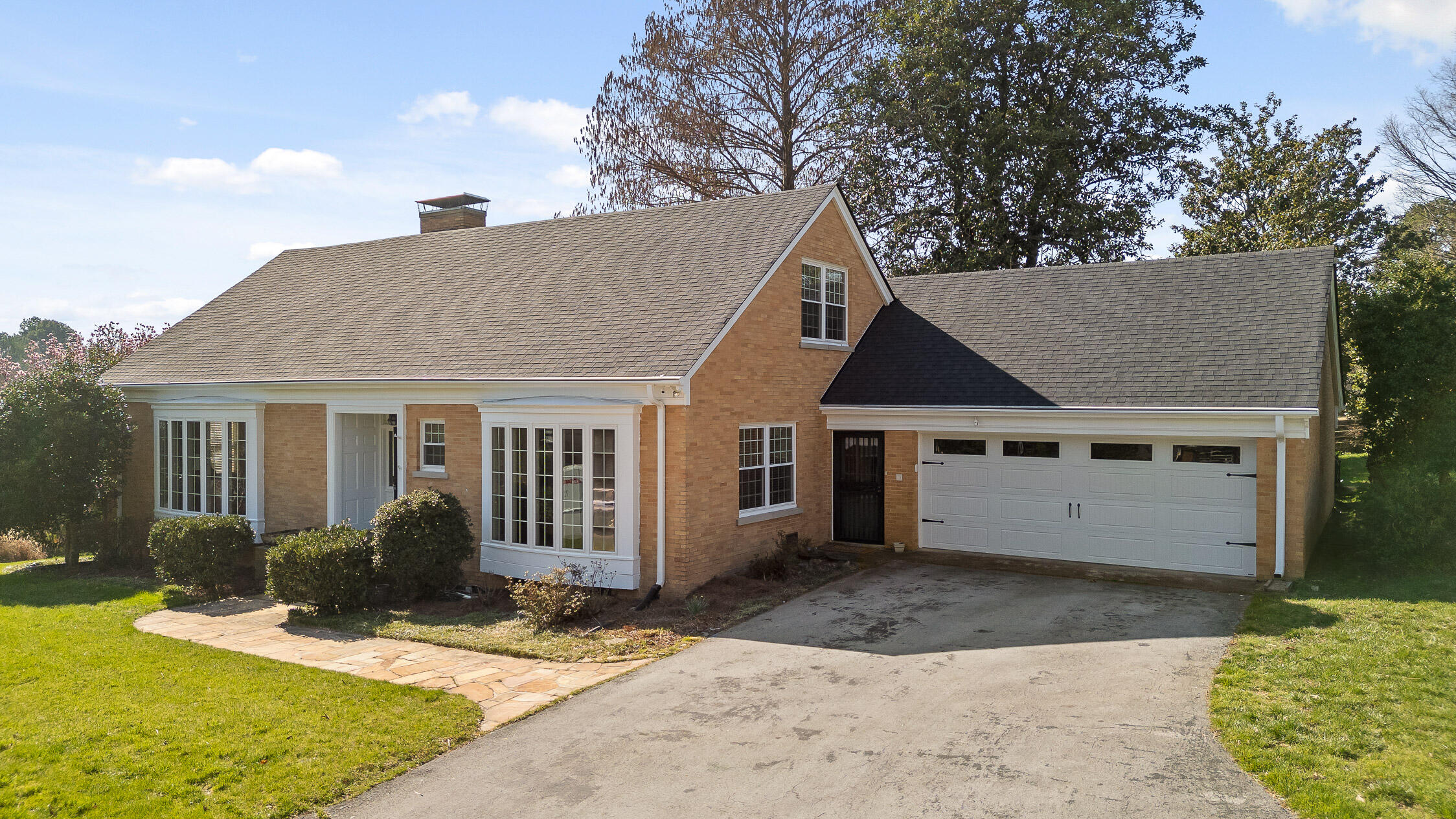 Chattanooga, Tennessee 37411, United States, 4 Bedrooms Bedrooms, ,4 BathroomsBathrooms,Residential,Contingent,89563