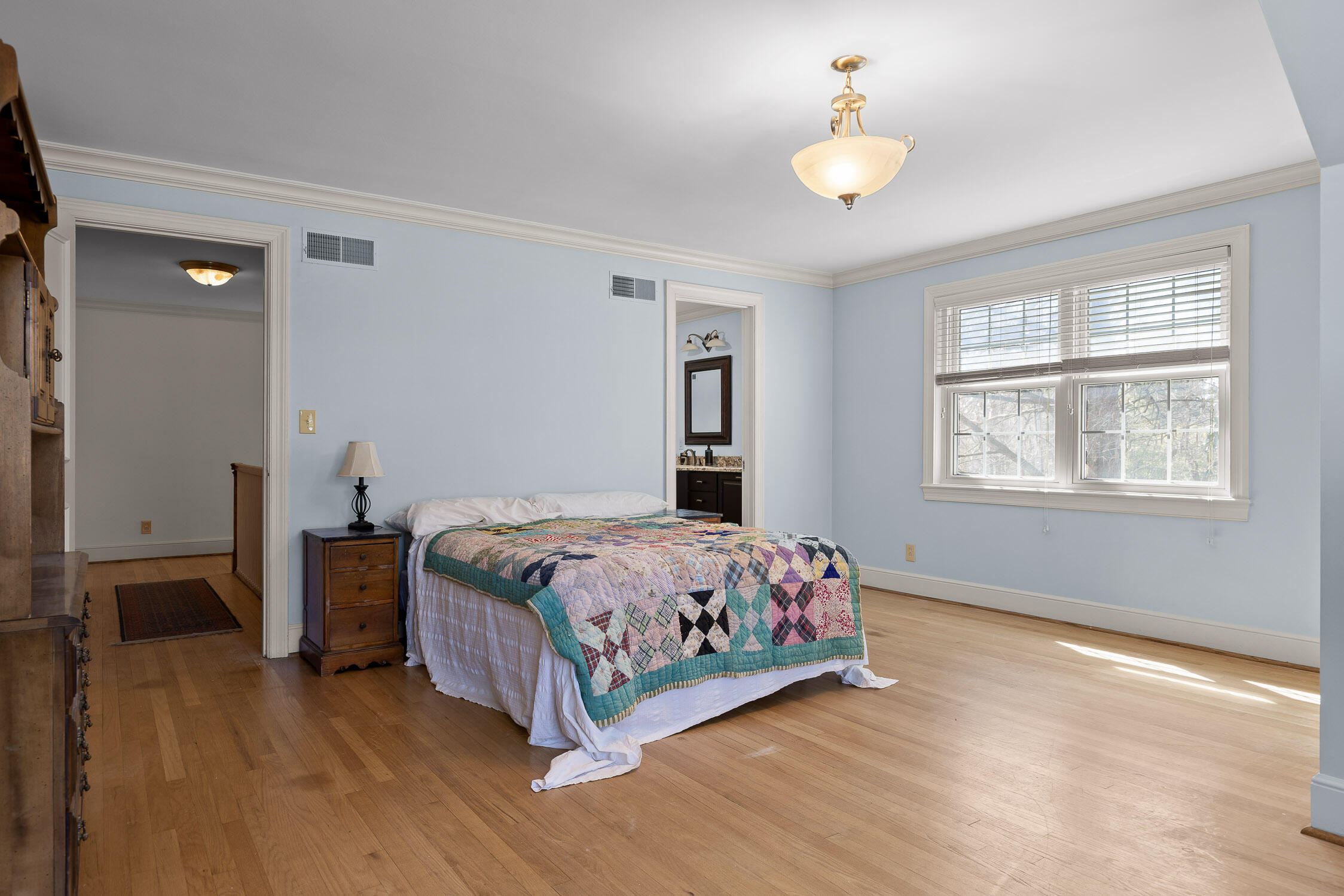 Chattanooga, Tennessee 37411, United States, 4 Bedrooms Bedrooms, ,4 BathroomsBathrooms,Residential,Contingent,89563