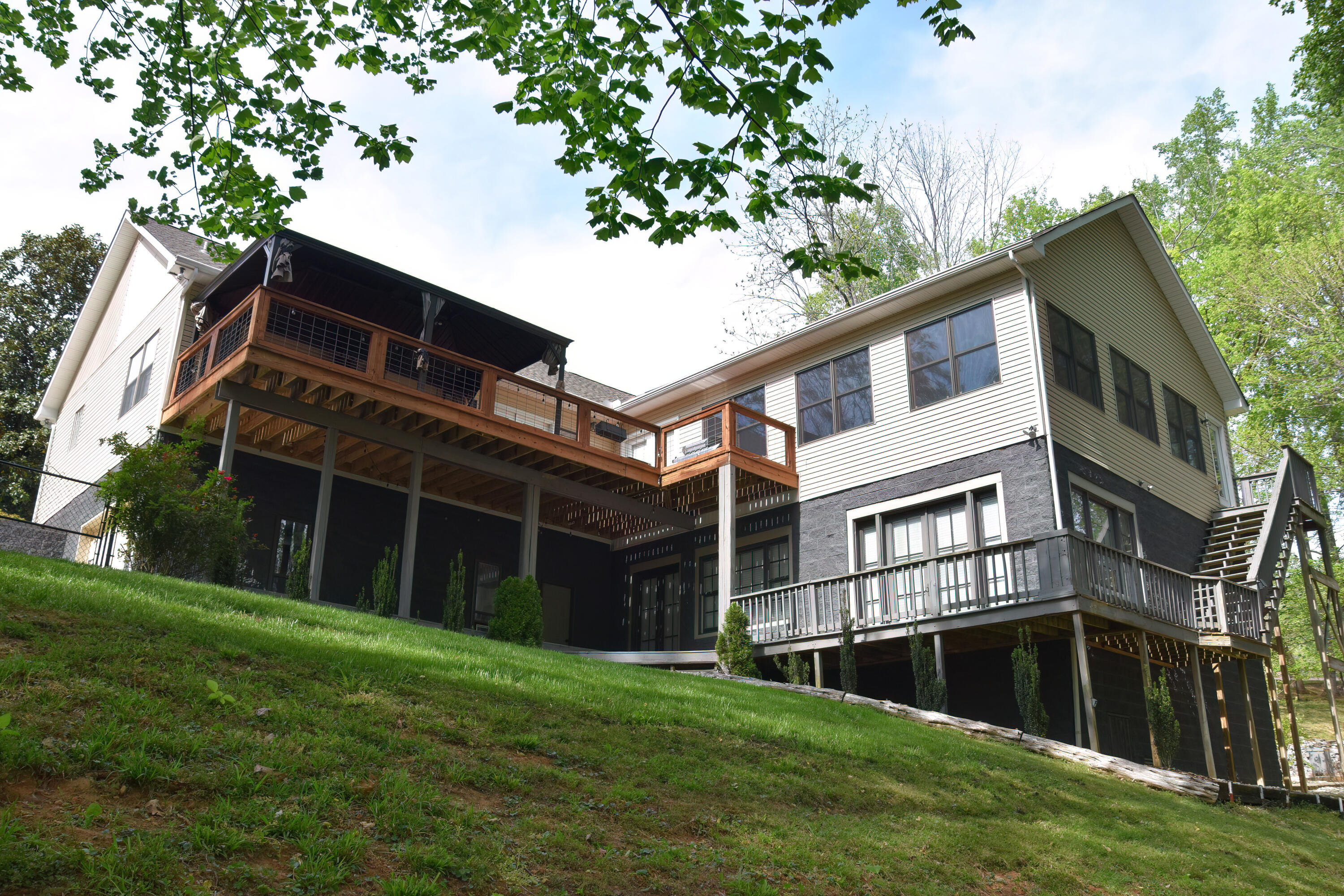 105 W Paradise Drive